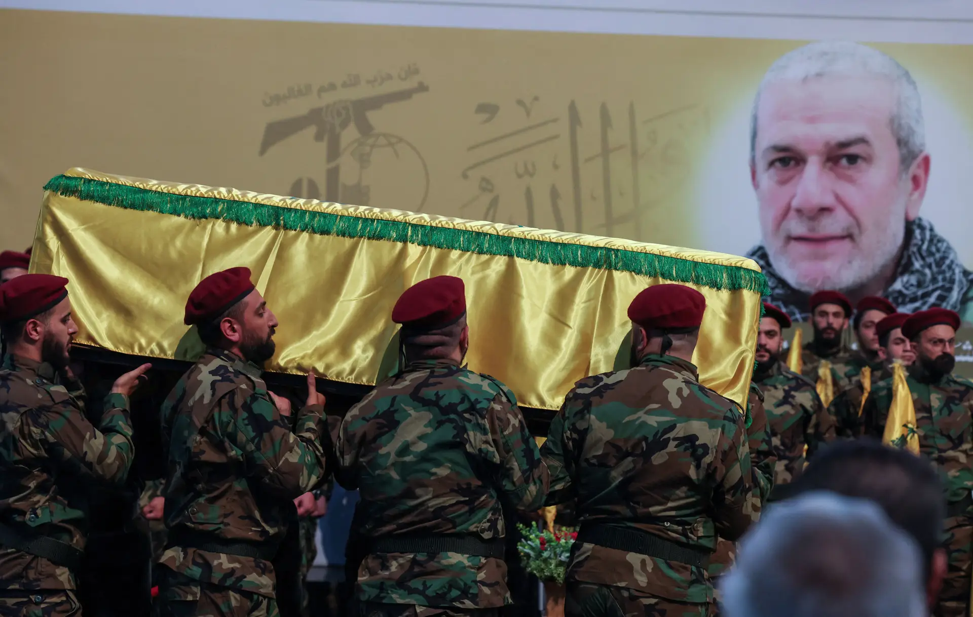 Funeral do comandante do Hezbollah morto dentro do veículo em que seguia por bombardeamento israelita