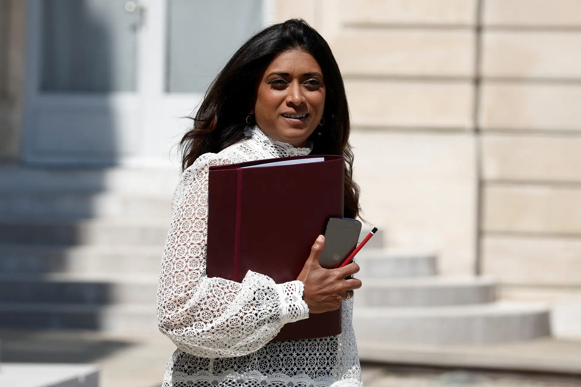 Porta-voz do Governo francês atacada durante ação de campanha: Prisca Thevenot é candidata da aliança centrista liderada por Macron