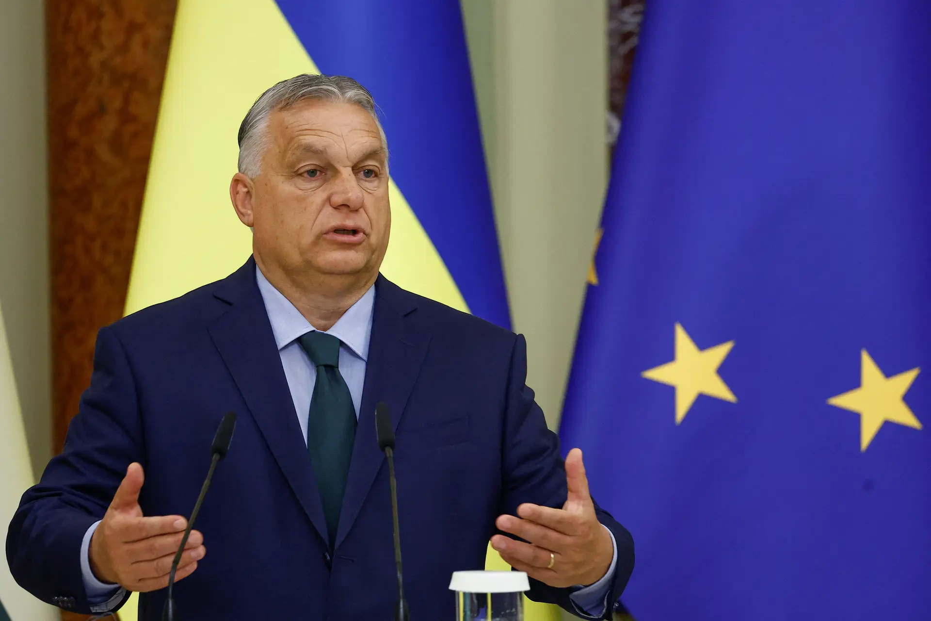 Charles Michel avisa Orbán que não pode ir a Moscovo falar em nome da UE