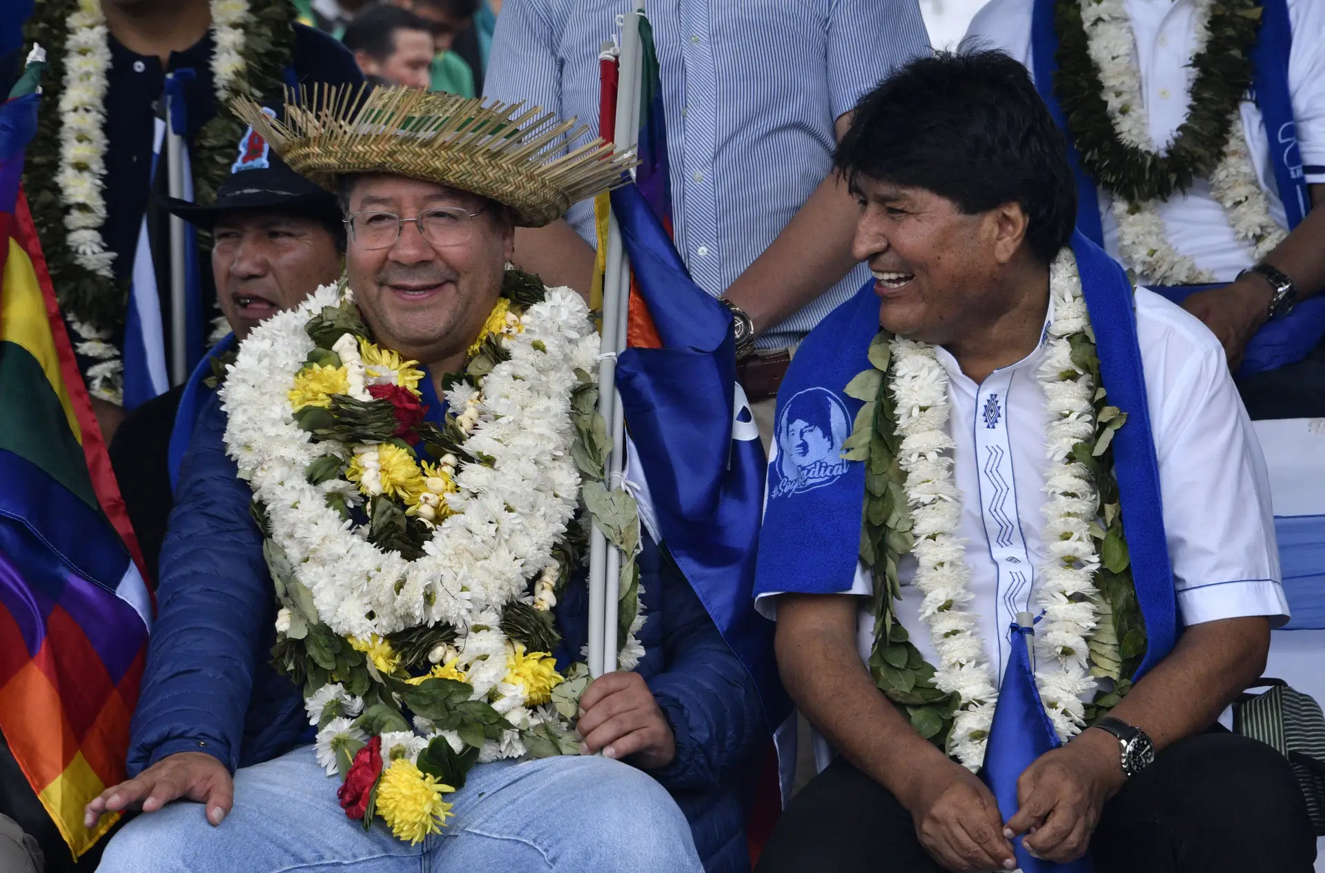 O Presidente da Bolívia, Luis Arce, e o seu antecessor, Evo Morales, na cerimónia que assinalou os 28 anos do Movimiento al Socialismo (MAS), a 26 de março de 2023