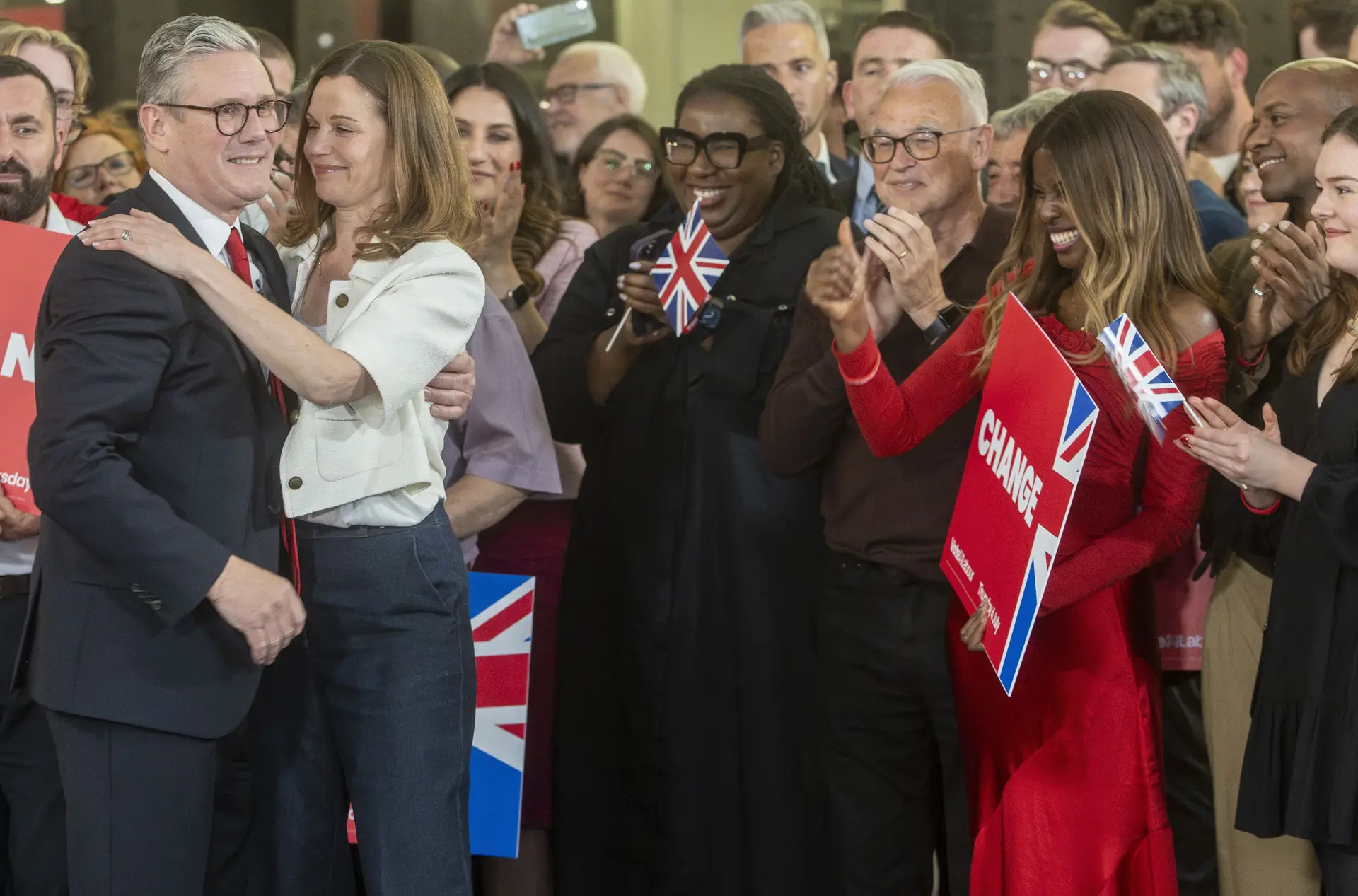Keir Starmer recebe as felicitações da sua mulher, Victoria Alexander, e de apoiantes, numa festa na galeria Tate Modern, em Londres