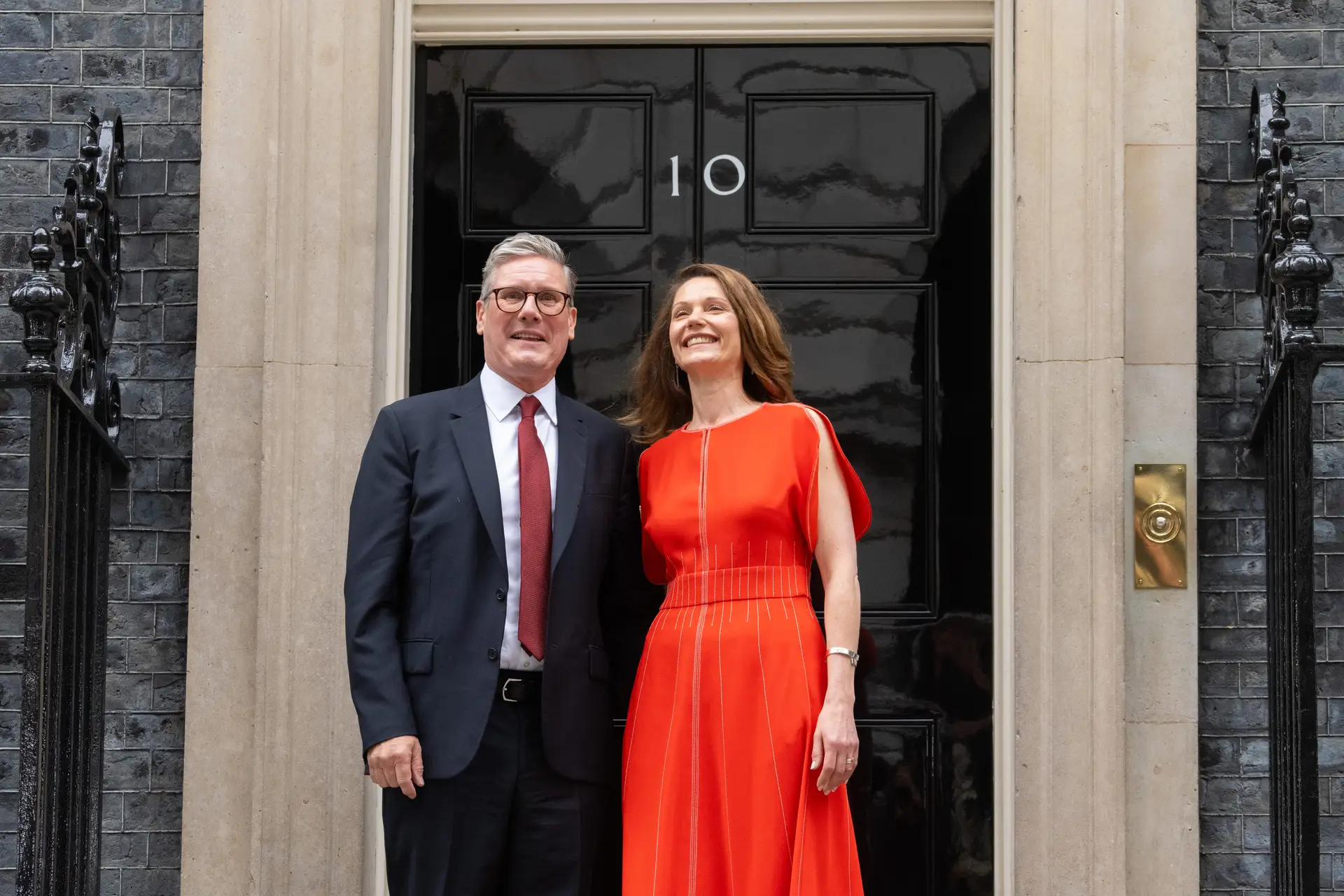 Keir Starmer e a mulher, Victoria, à chegada ao início da tarde ao nº10 de Downing Street, onde já começou a receber os ministros do novo Governo do Reino Unido