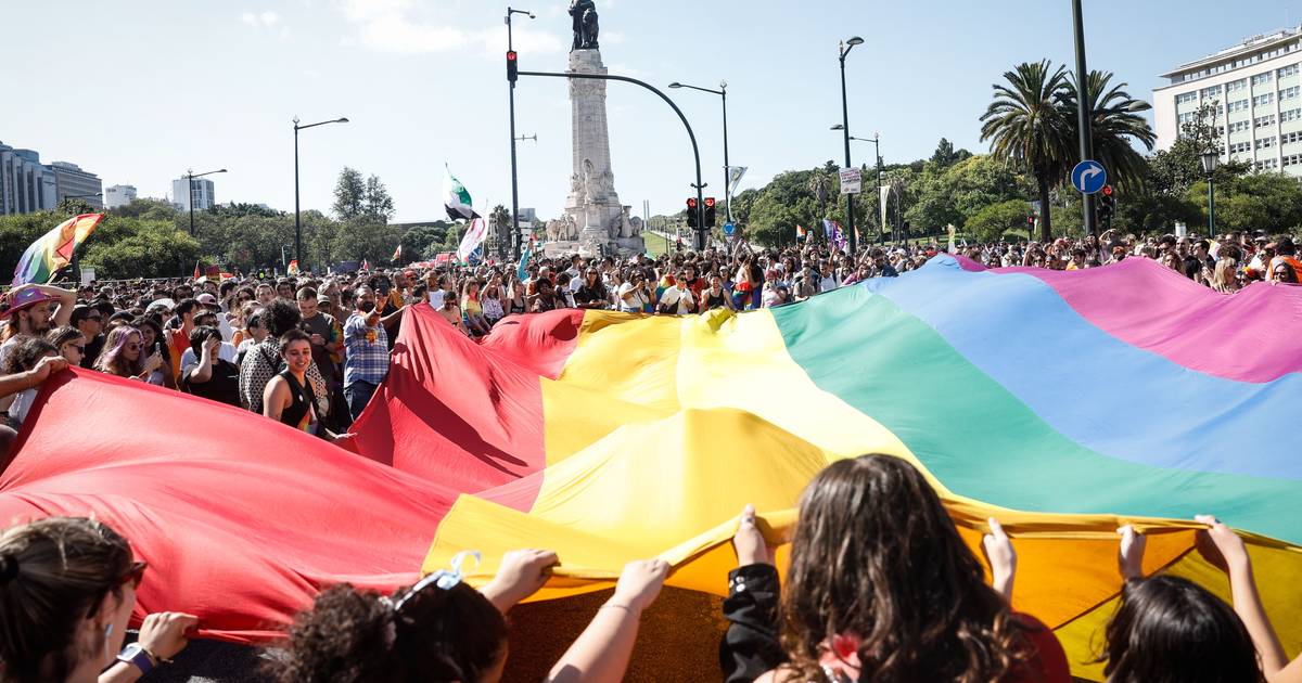 “Para cada pessoa poder amar quem quiser”: Marcha do Orgulho LGBTI+ encheu a Avenida da Liberdade com as cores do arco-íris