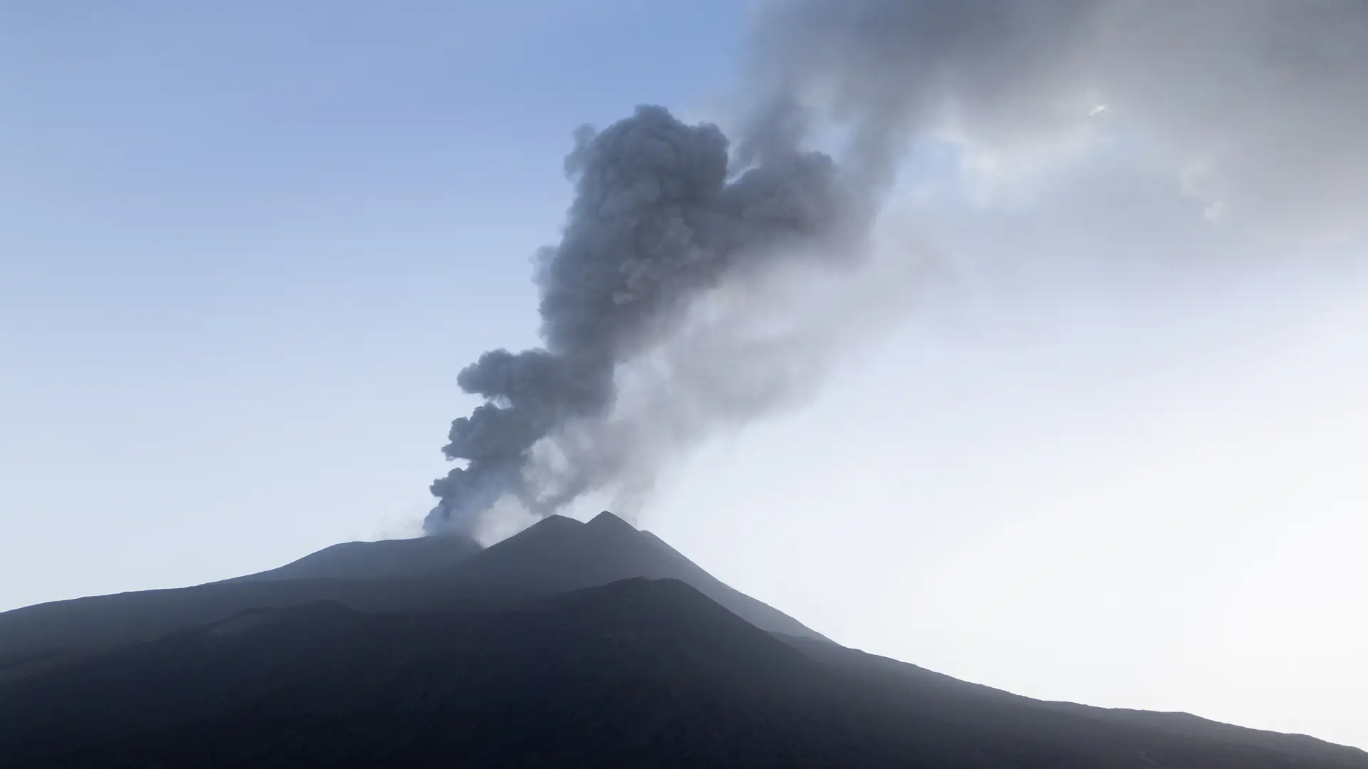 Volcanes: el sur de Italia en alerta máxima, pero con espacio aéreo abierto e intentando volver a la normalidad