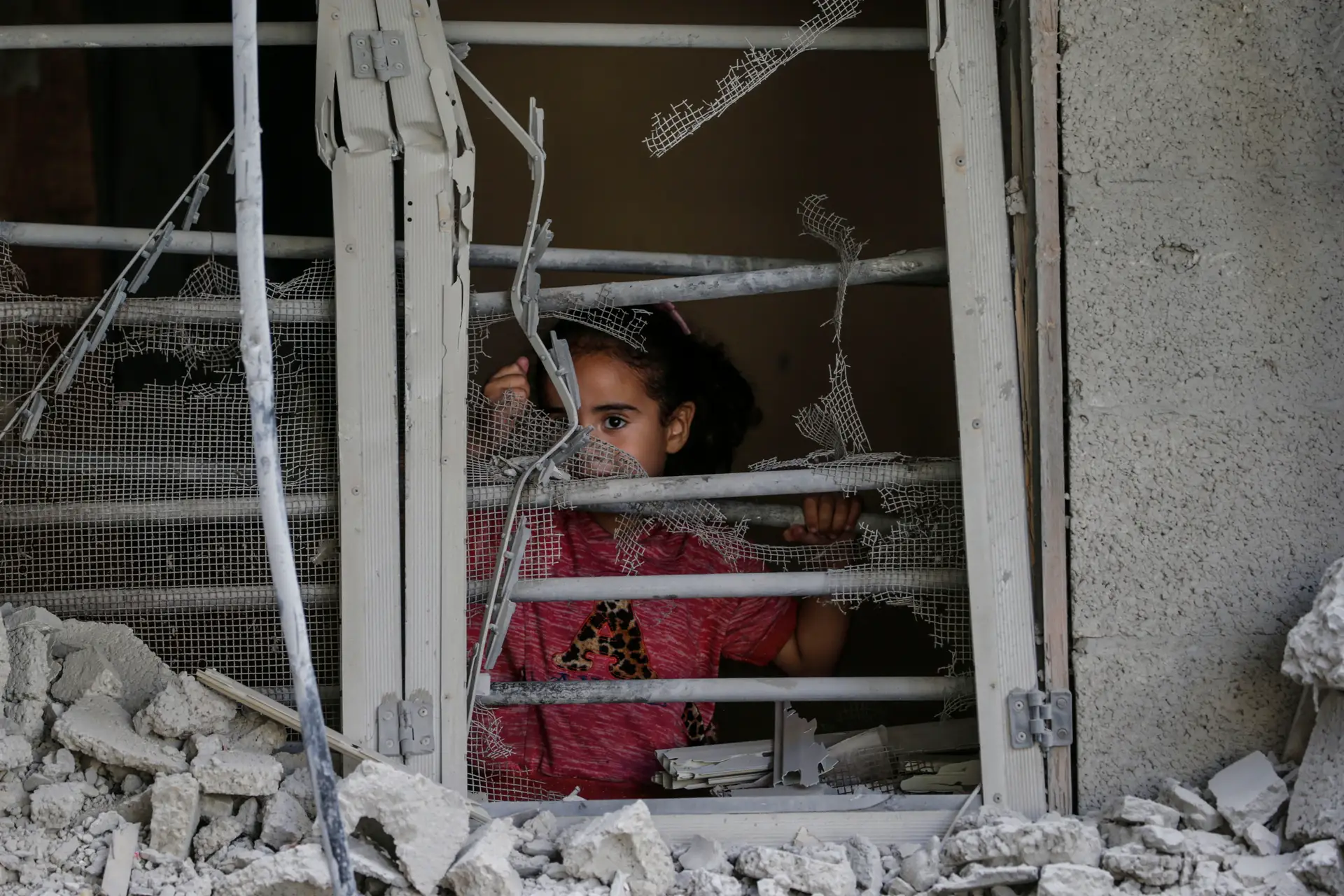 O rasto de destruição deixado por um ataque aéreo israelita ao campo de refugiados de Al- Nusairat, na Faixa de Gaza, a 6 de julho