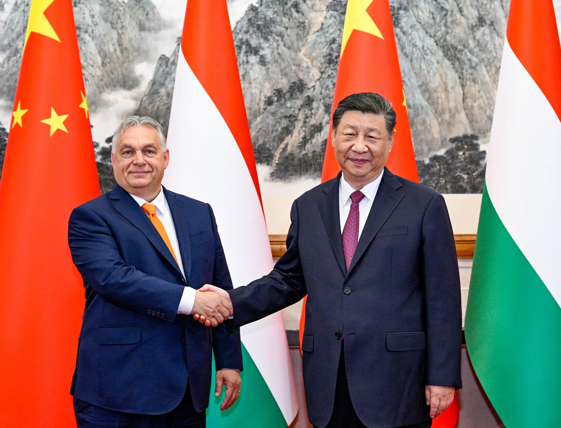 Os “amigos” Viktor Orbán (à esquerda) e Xi Jinping, esta segunda-feira, em Pequim