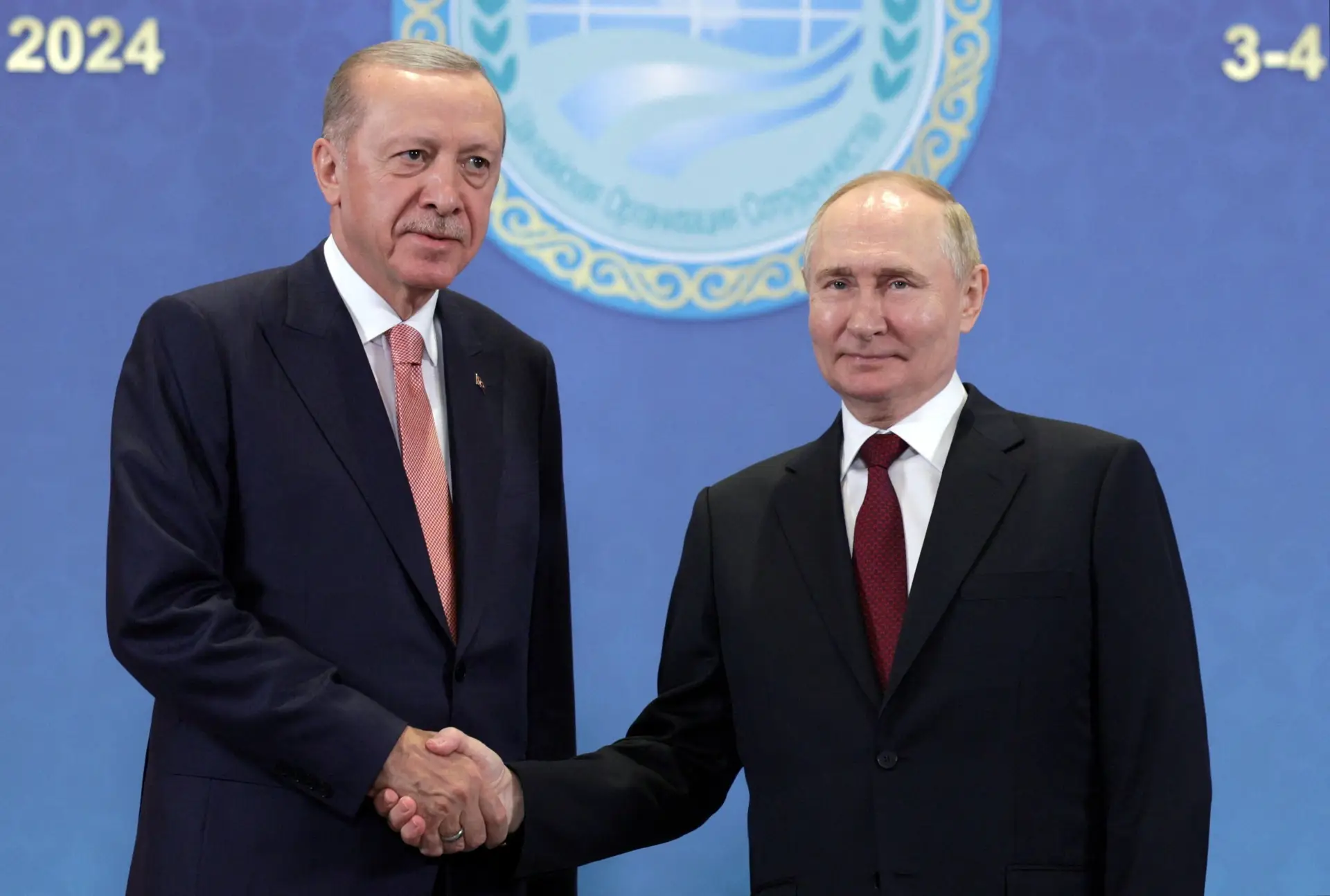 Presidente Tayyip Erdogan e o seu homólogo russo Vladimir Putin juntos durante a cimeira da Organização de Cooperação de Xangai, em Astana, capital do Cazaquistão, a 3 de julho
