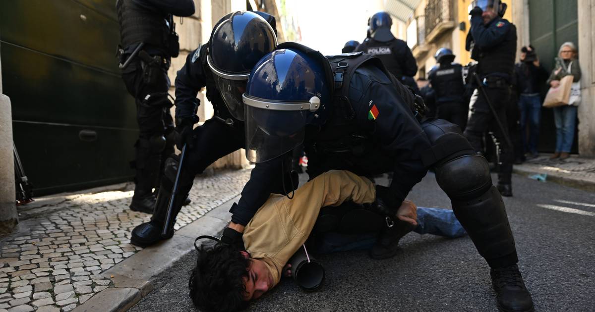 “O direito de protesto na Europa corre o risco de ser destruído por mil golpes