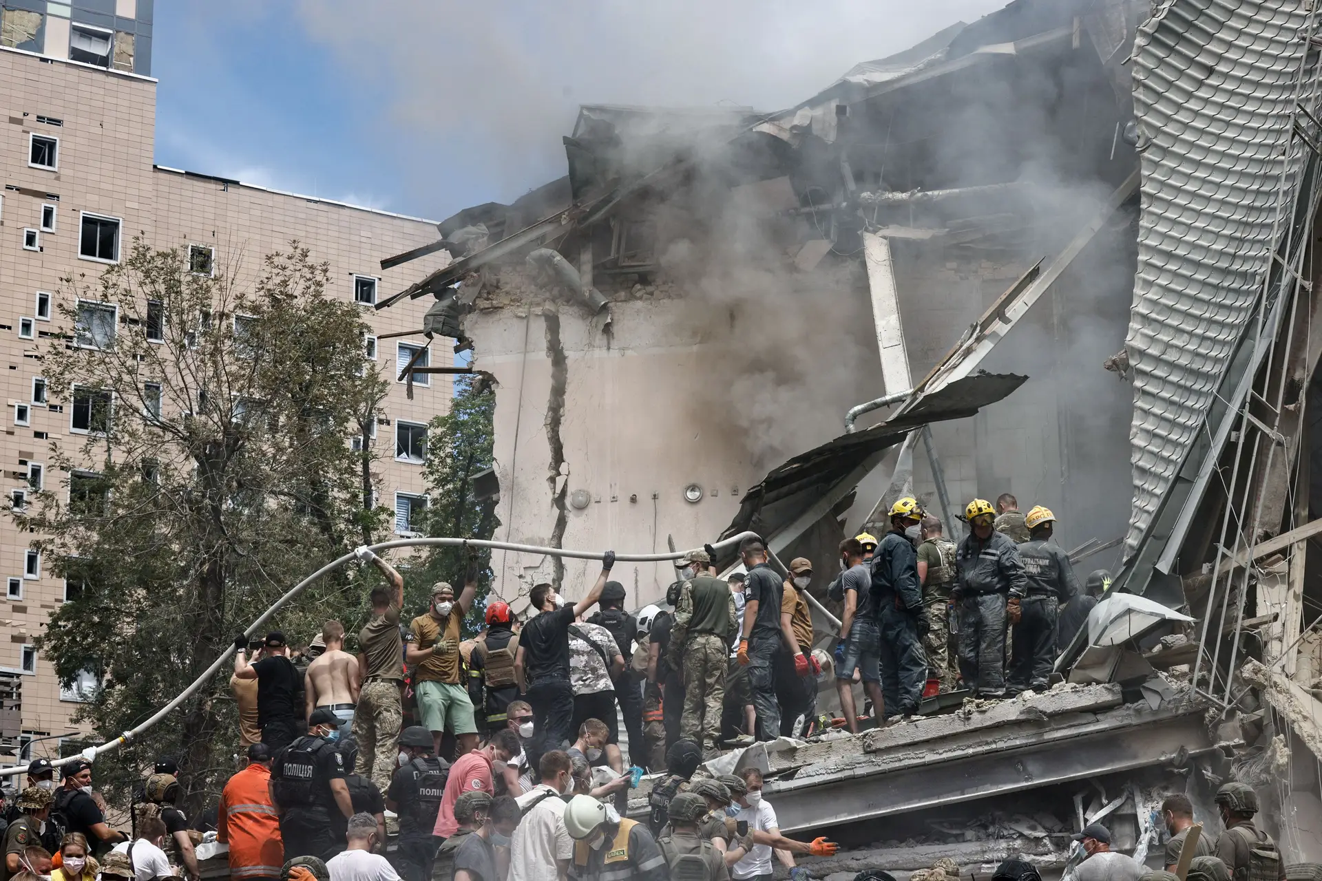 Rússia ataca hospital infantil em Kiev, há várias pessoas presas nos escombros