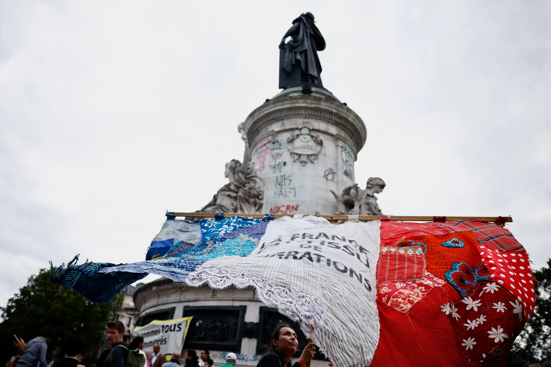 Eleições em França: UE respira de alívio, mas não está tranquila