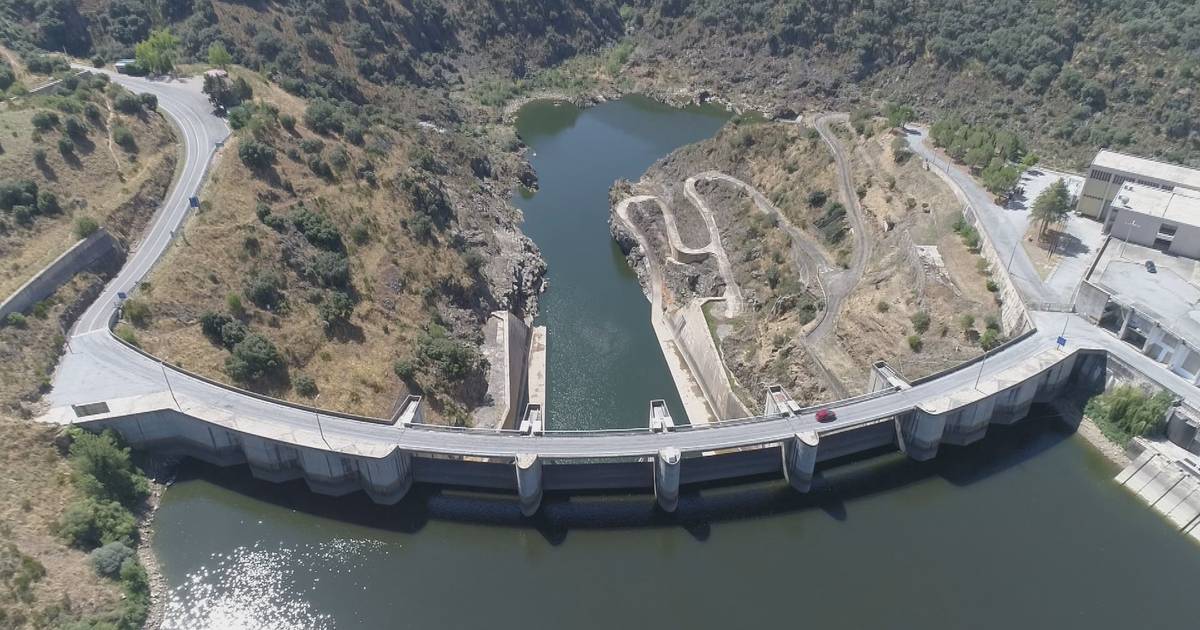 Venda de barragens: Miranda do Douro homenageia Mariana Mortágua, Rui Rio e Nuno Félix