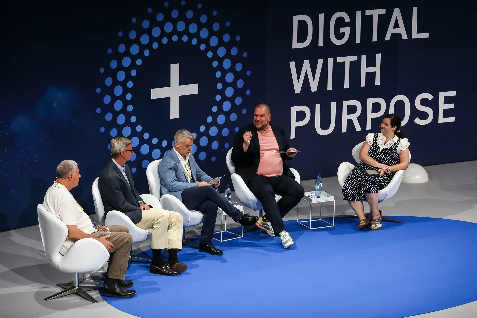 "As escolas precisam de desenvolver estratégias digitais que lhes permitam alcançar diferentes competências", disse Willem Schoors, da EmpowerED (segundo à direita). O painel contou ainda com a presença de António Câmara, da Nova School of Science and Technology, Roland Meijer, da Globo EU, Jordi Boada, da Research and Digital Culture da Catalunha, e de Michelle DuQuette, da ED Tech Alliance (da esquerda para a direita)