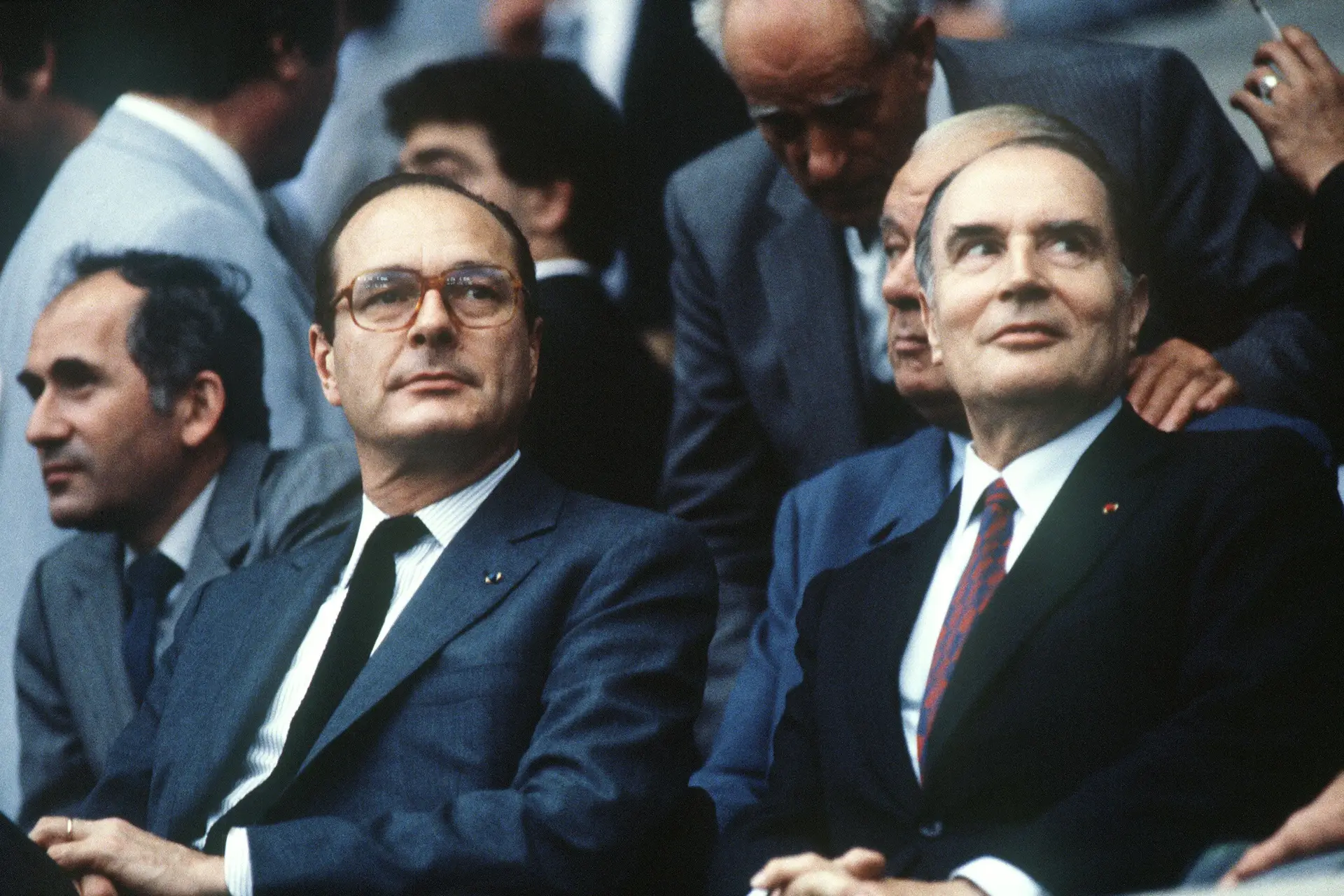 O primeiro-ministro conservador Jacques Chirac e o Presidente socialista François Mitterrand assistem a um jogo de futebol em 1982