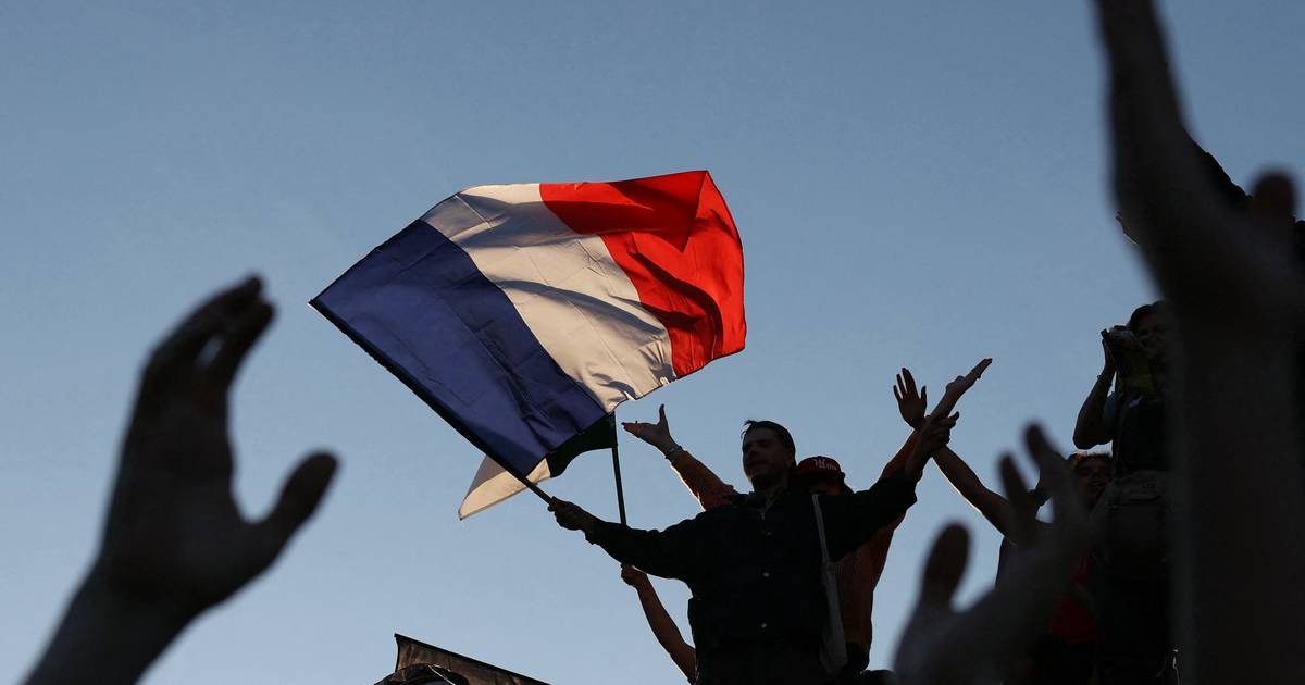 Em França, as esquerdas andaram preocupadas com a wokeness, direitos das minorias e a certeza de que o amor triunfará. Não percebem o mundo