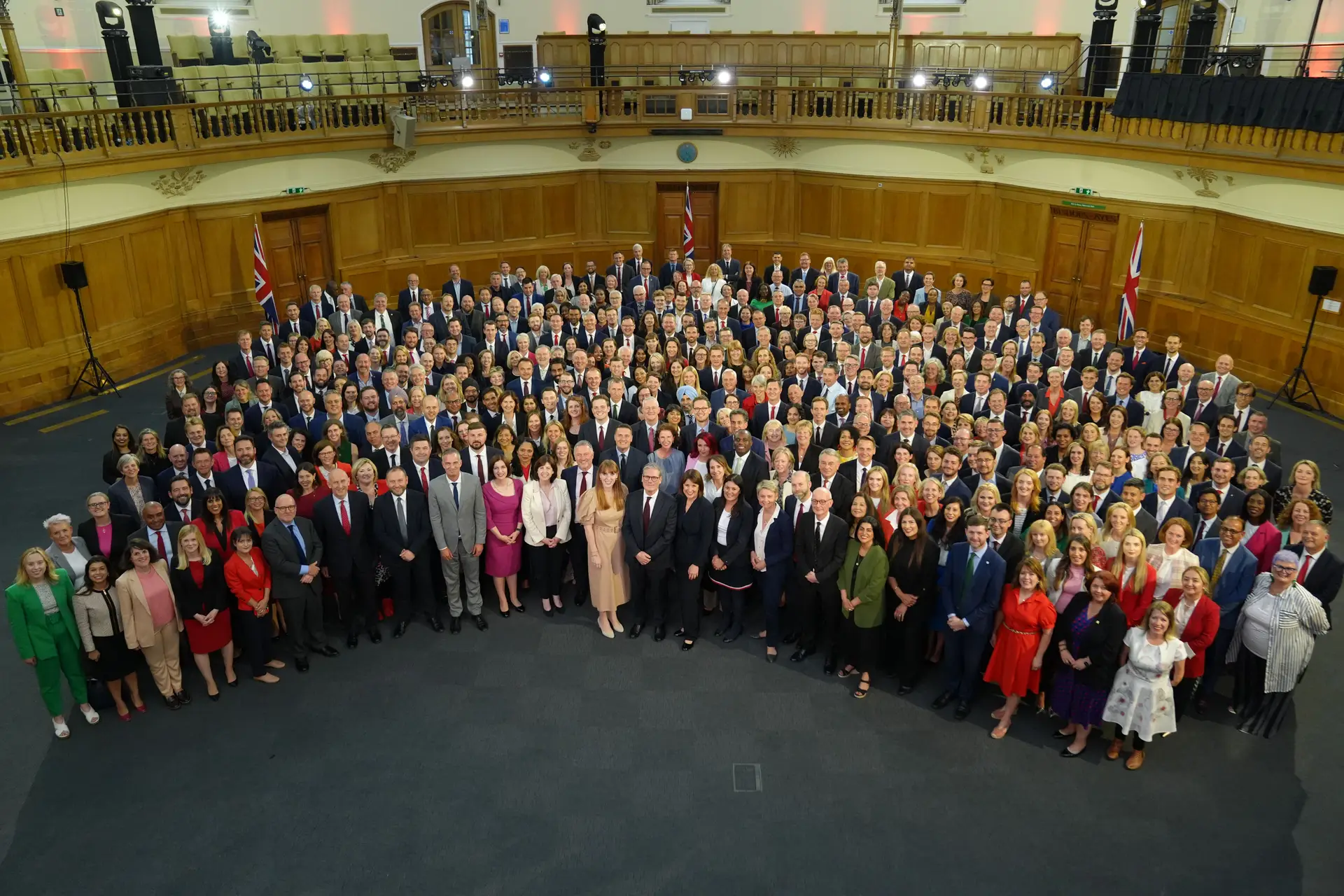 Os 411 deputados trabalhistas, incluindo o primeiro-ministro Keir Starmer, posam numa sala do Palácio de Westminster