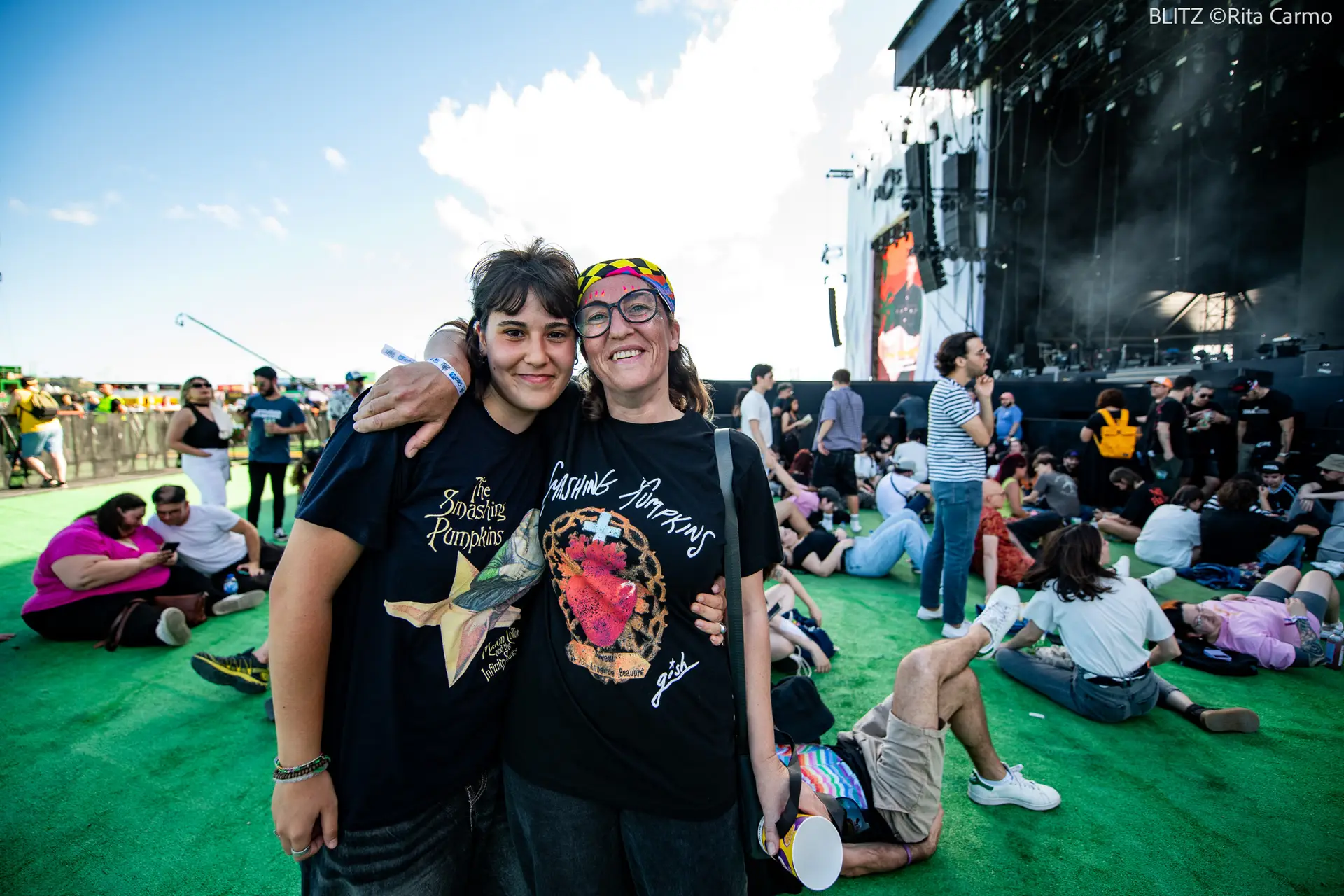 Primeiro dia de NOS Alive: Cláudia Viana (à dir.), fã de Smashing Pumpkins. O bilhete foi uma prenda de aniversário para a filha, que “não podia vir sozinha” de Matosinhos