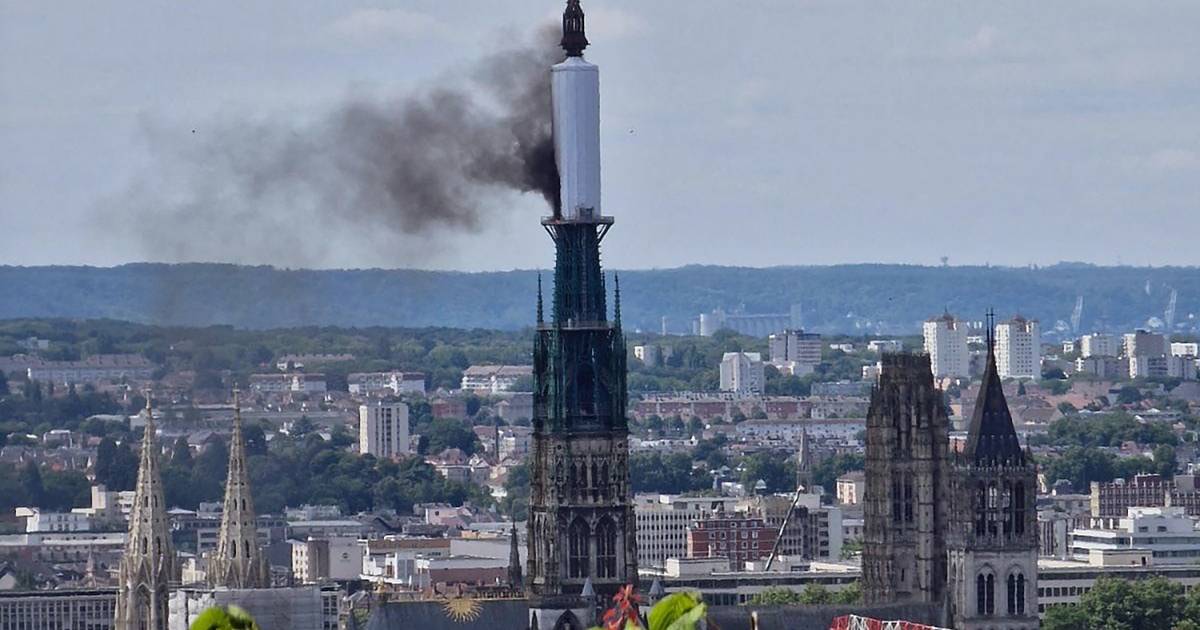 Incêndio atinge torre da catedral francesa de Rouen