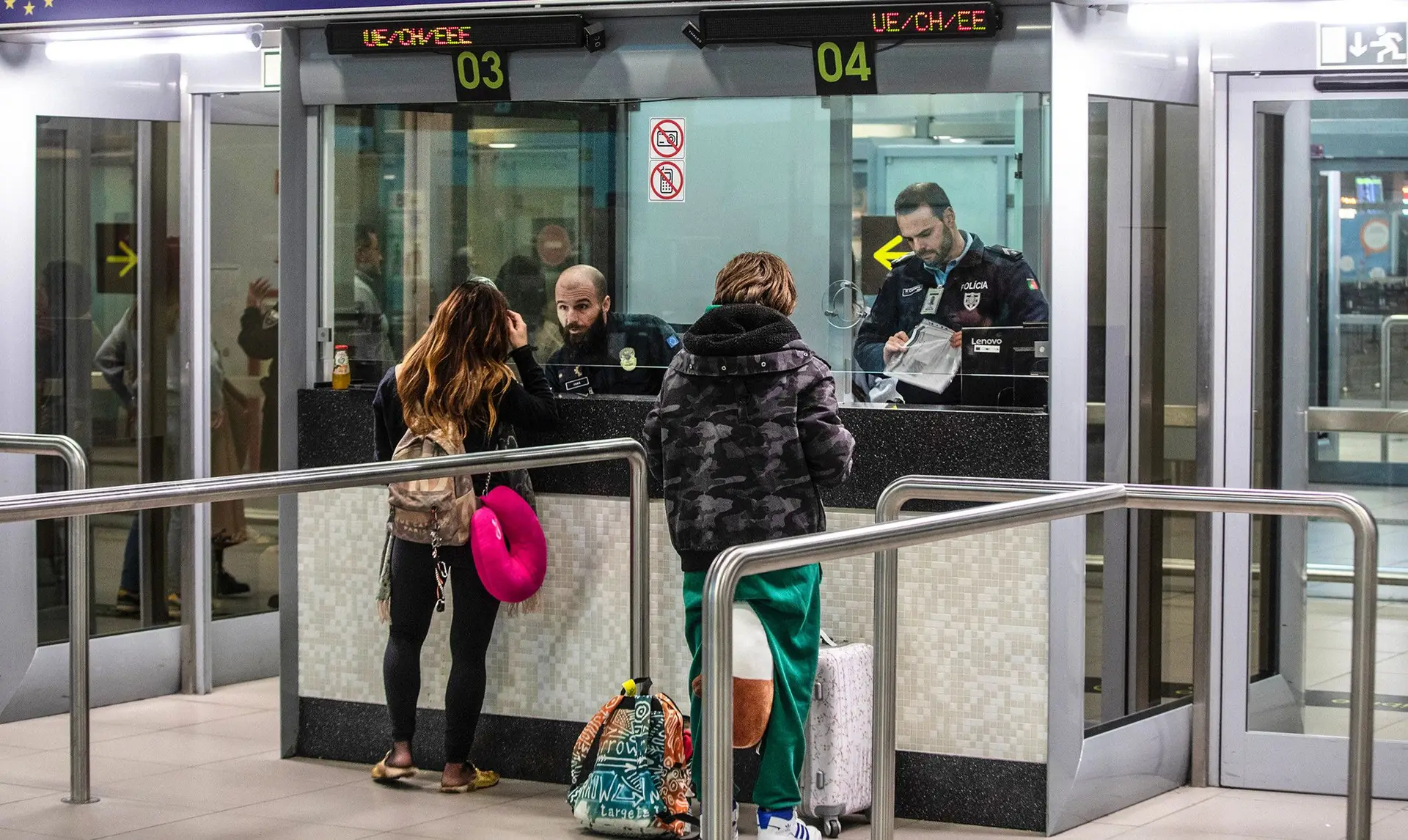 Os Centros de Instalação Temporária ou Espaços Equiparados, existentes nos aeroportos, estão lotados