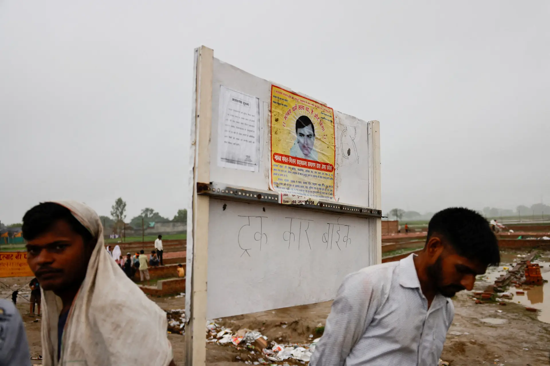 Hathras, a cidade onde ocorreu esta tragédia. Ao fundo, um cartaz de Bhole Baba