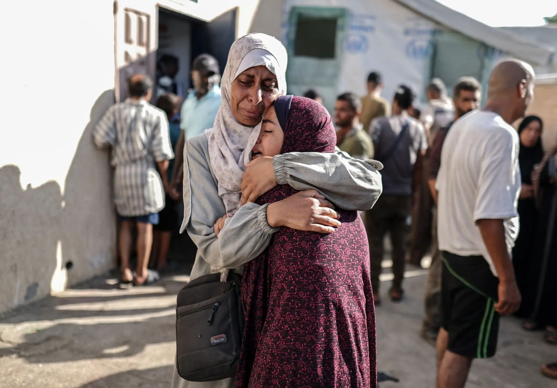 Israel diz que ataque que matou 71 pessoas visava dois “mentores do massacre” de 7 de outubro, Hamas fala em “continuação do genocídio”
