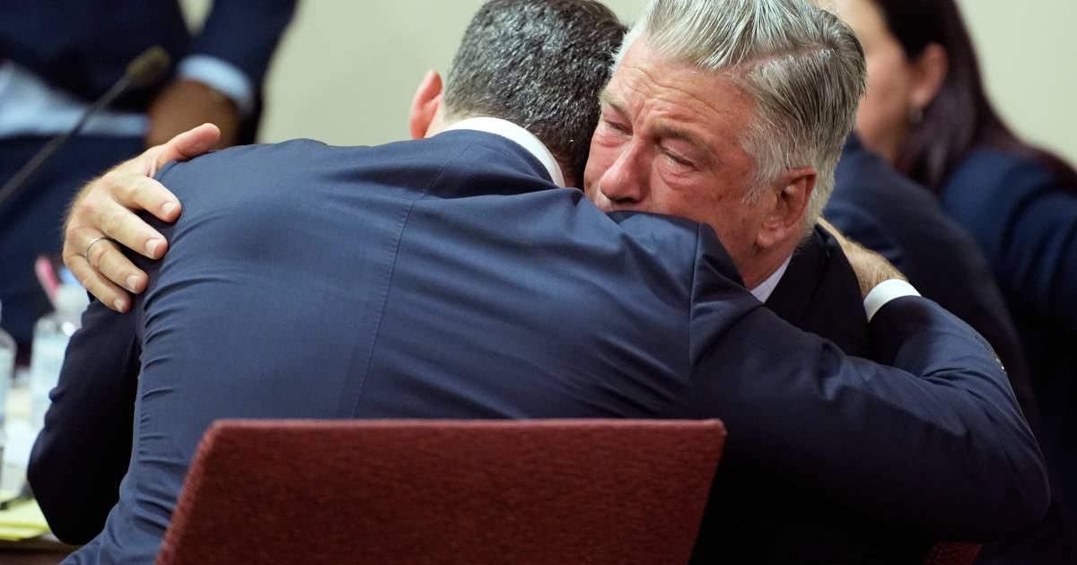 Um erro processual salvou Alec Baldwin: a acusação não forneceu as balas à defesa e a juíza anulou o julgamento