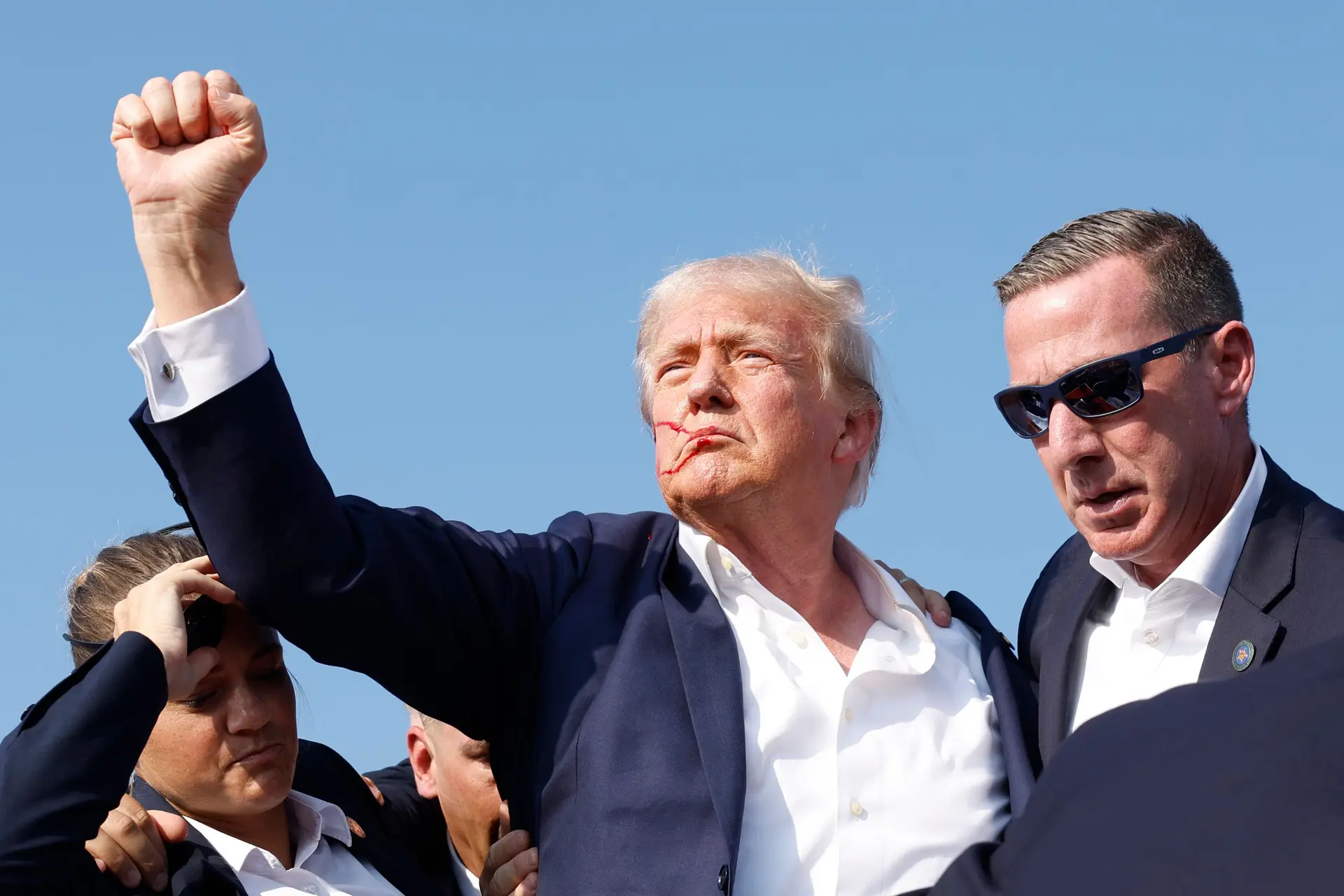 Acabado de sofrer uma tentativa de assassinato, num comício na Pensilvânia, a 13 de julho, Donald Trump ergue-se fortalecido