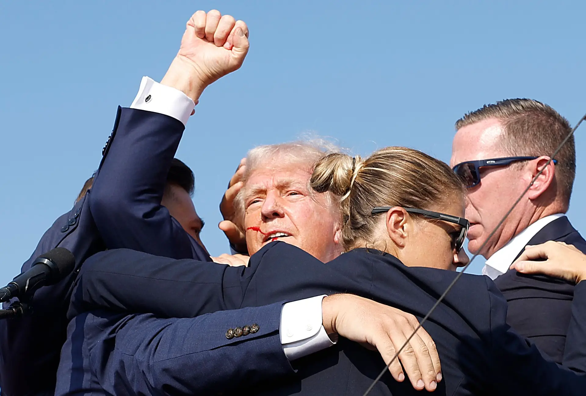 O sangue, o punho, a psicologia e a propaganda: como Donald Trump se torna  “num herói que é também uma vítima” - Expresso