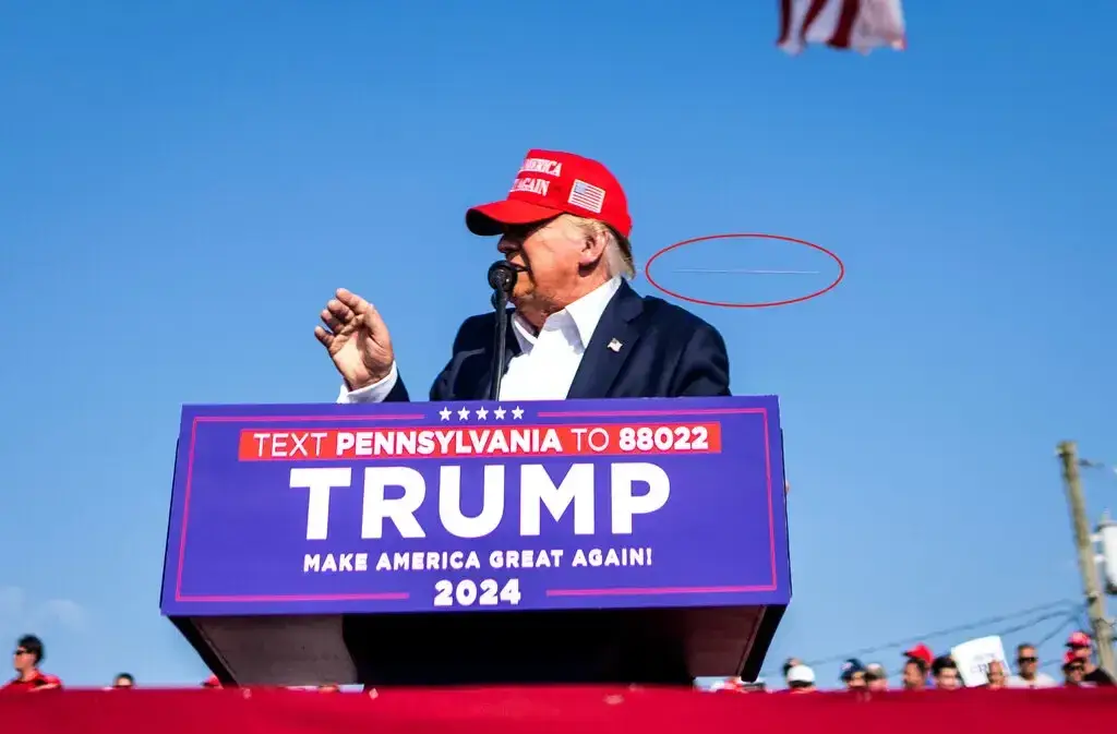 Imagem tirada por um fotojornalista do New York Times mostra a bala a passar de raspão pela orelha de Donald Trump