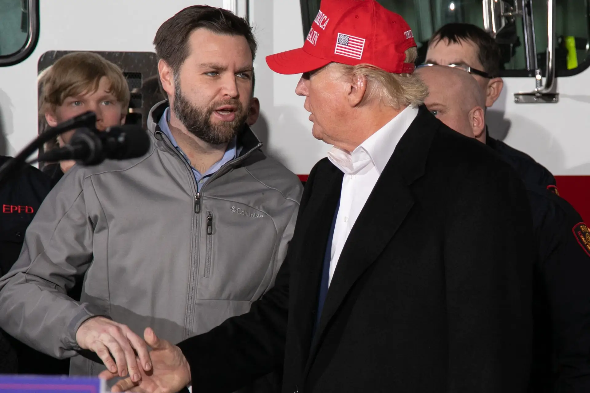 J.D. Vance com Donald Trump em fevereiro de 2023