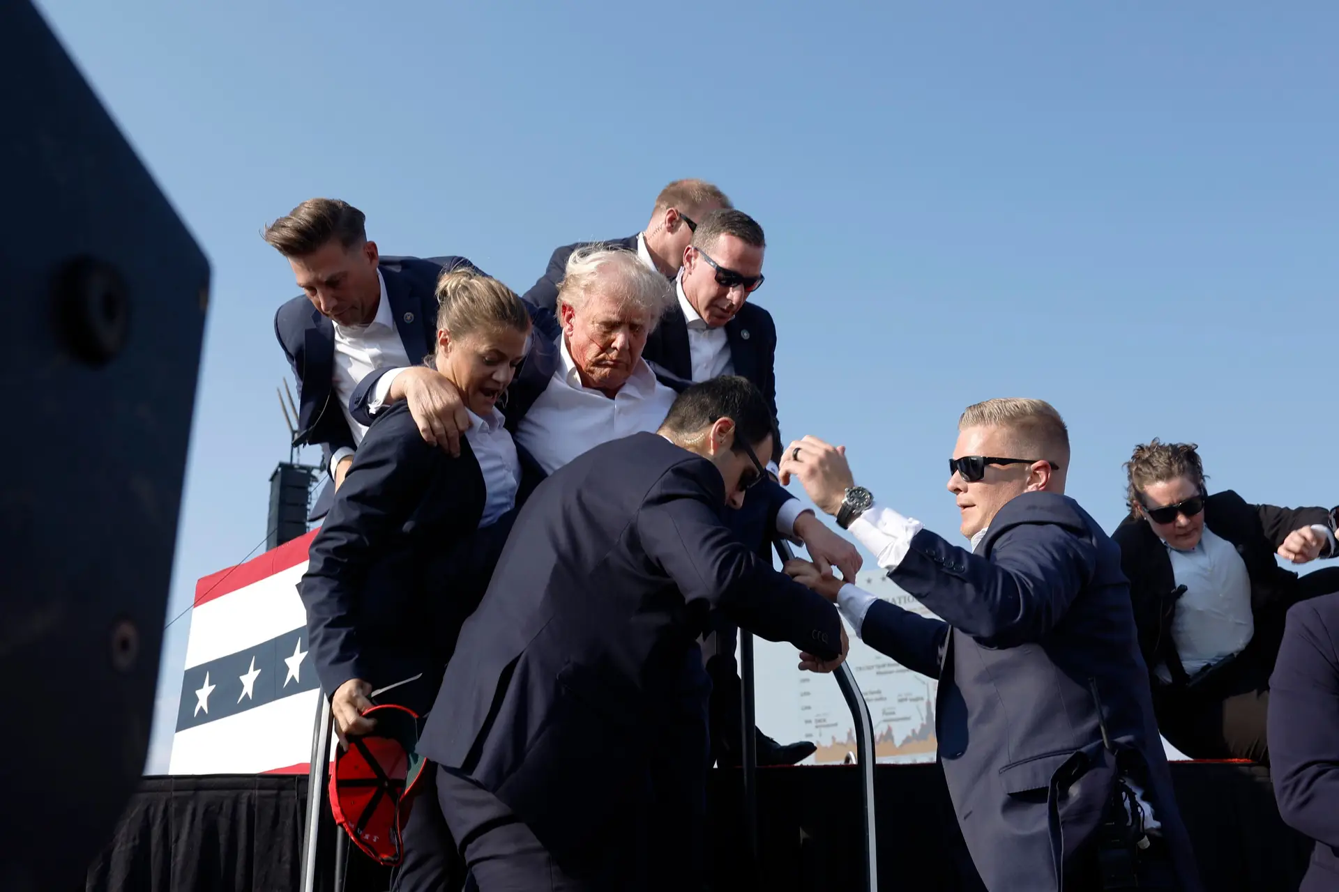 Serviços Secretos retiram Donald Trump de local do ataque