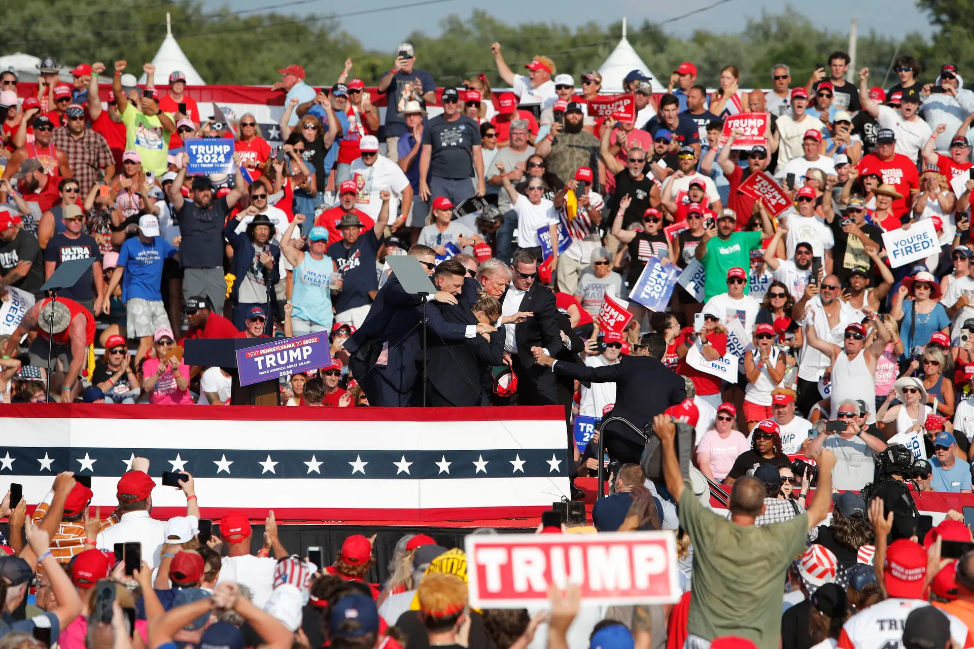Donald Trump é retirado do palco após disparos durante comício em Butler, Pensilvânia, a 13 de julho