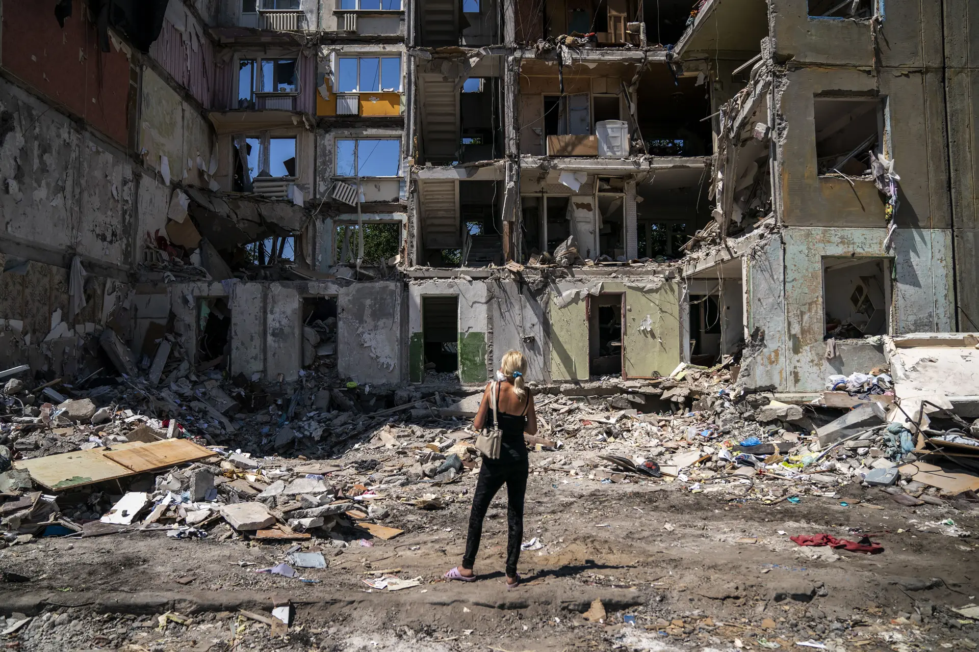 Escombros após ataque russo em Myrnohrad, na região de Donetsk