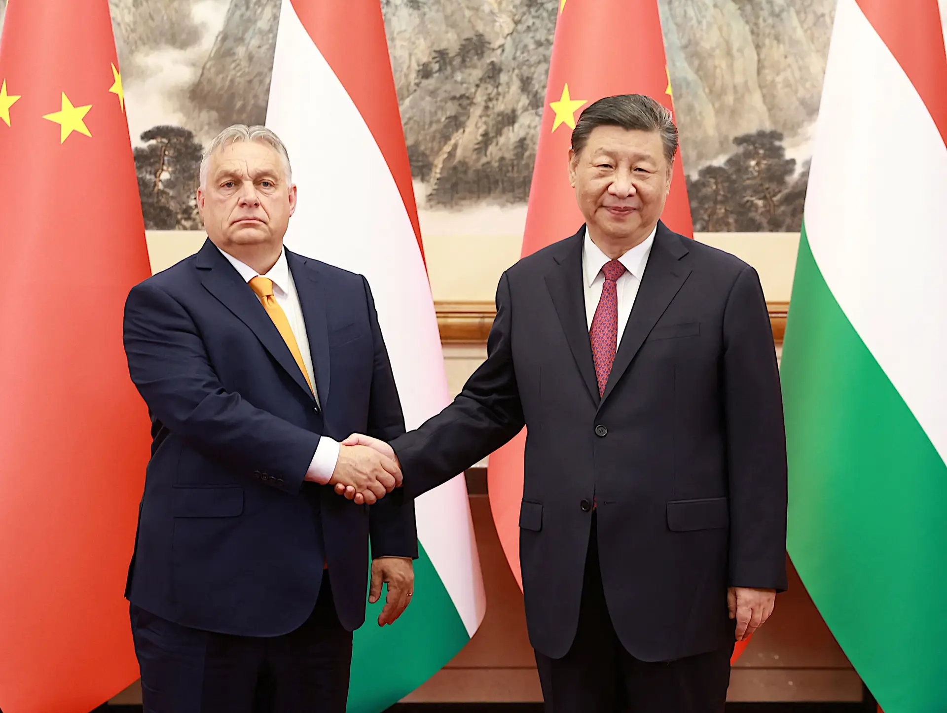 As visitas recentes de Viktor Orbán (à esq.) à China (na imagem com Xi Jinping) e a Moscovo estão a causar mal-estar no seio da União Europeia
