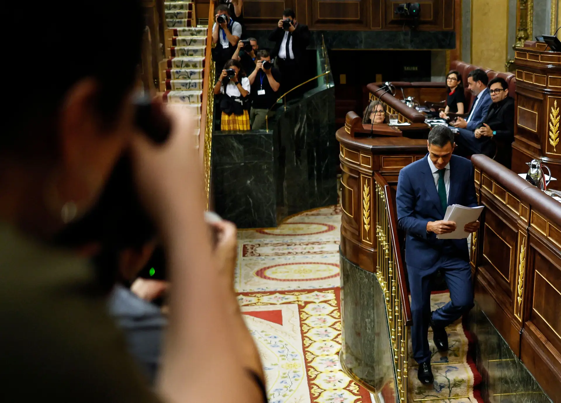Pedro Sánchez diz querer regenerar a democracia, mas os críticos afirmam que o que pretende é amordaçar a imprensa