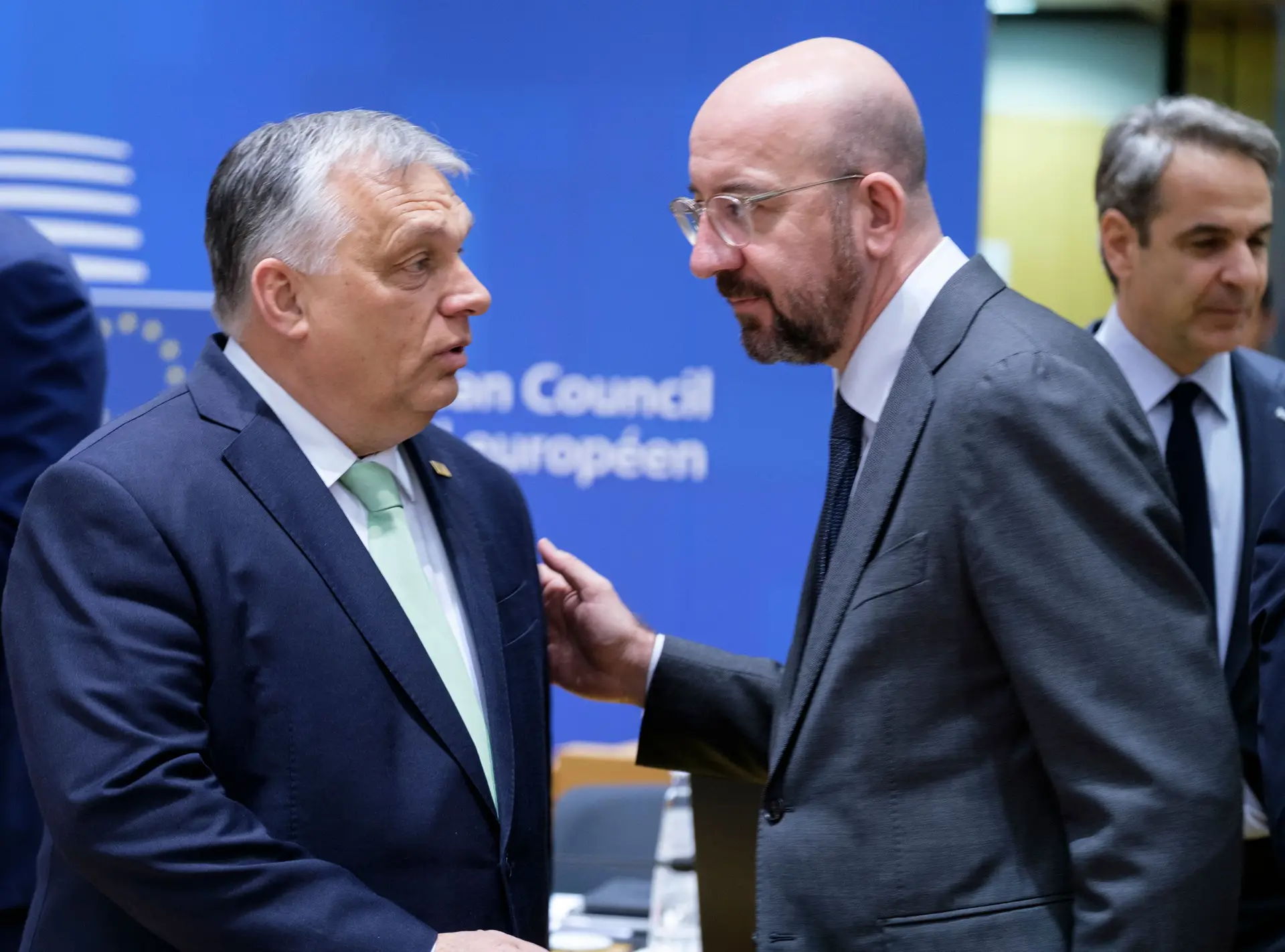 Viktor Orbán e Charles Michel durante uma cimeira europeia, em Bruxelas