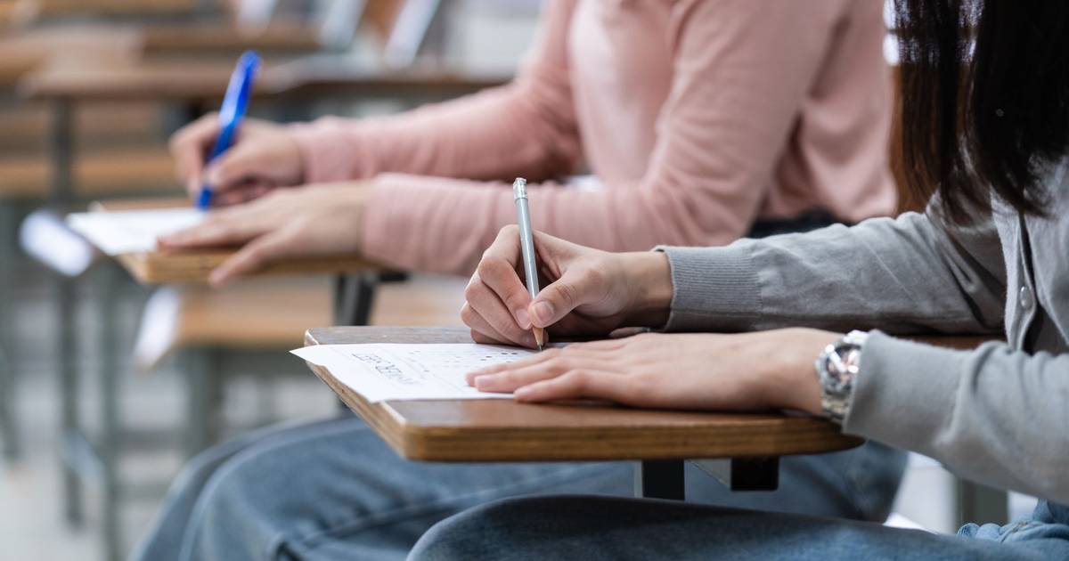 Professores dos exames nacionais receberam orientação para classificar respostas mesmo que haja folhas em falta