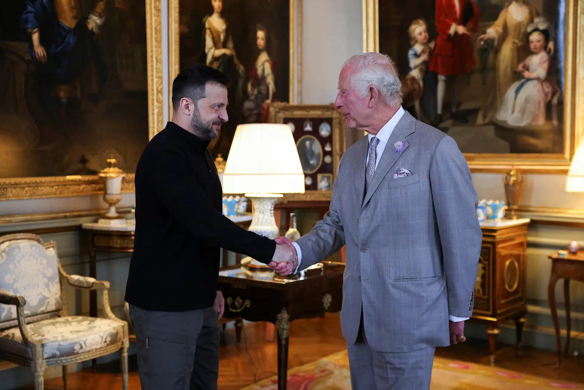 O Presidente ucraniano foi recebido pelo Rei Carlos III, à margem da reunião da Comunidade Política Europeia