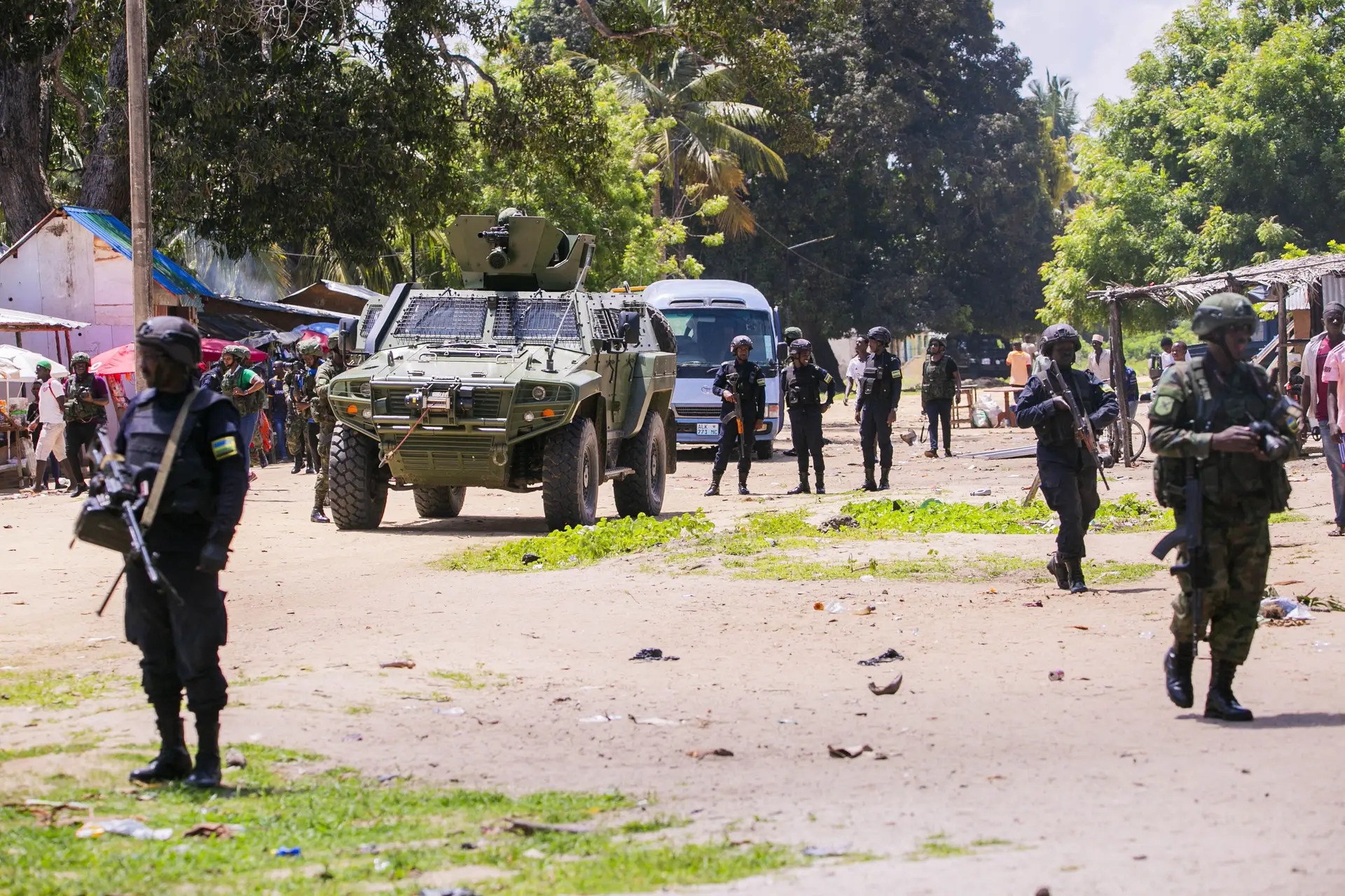 Militares do Ruanda patrulham a província de Cabo Delgado, em Moçambique