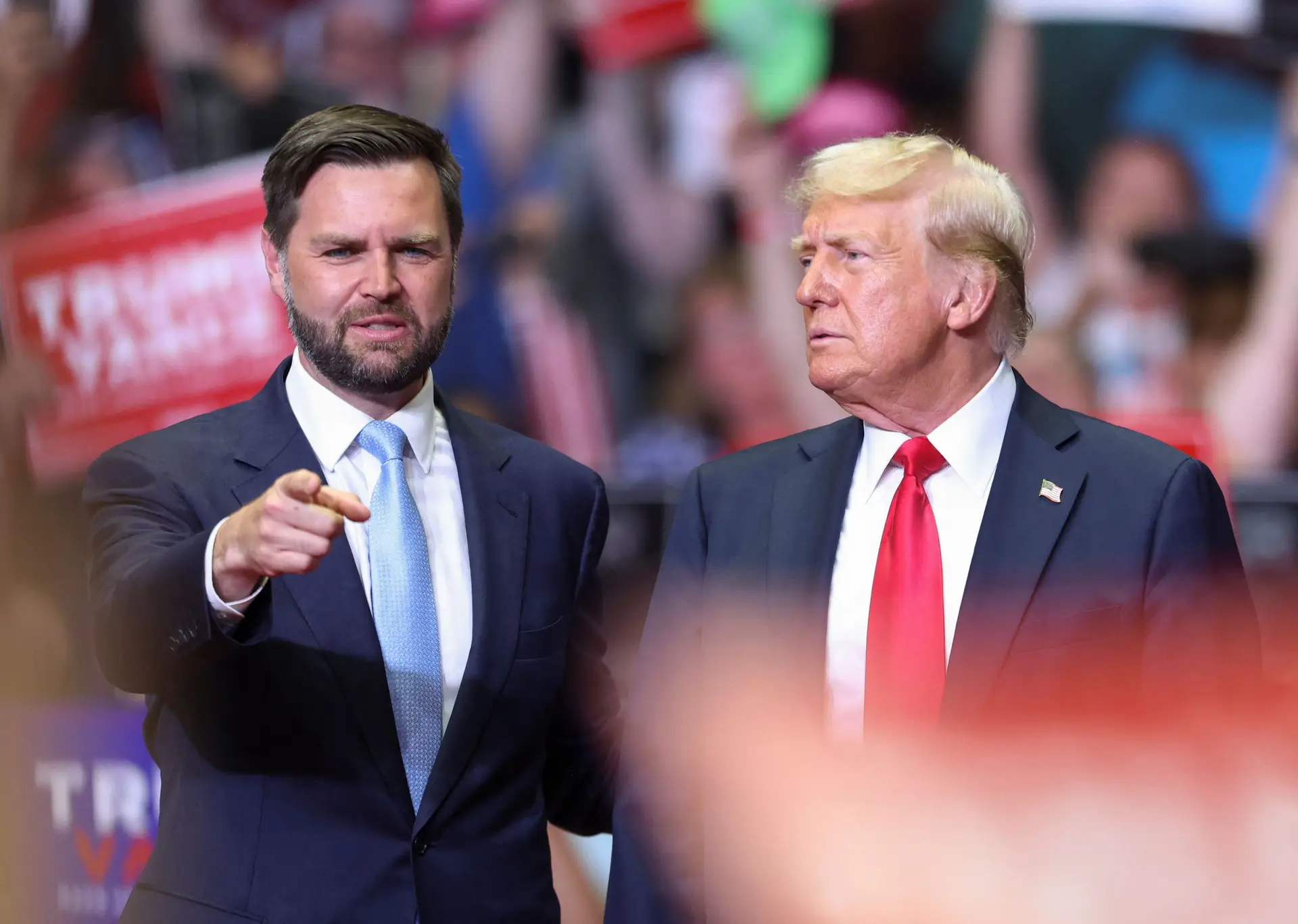 Donald Trump com o candidato a vice-presidente pelos republicanos, J.D. Vance