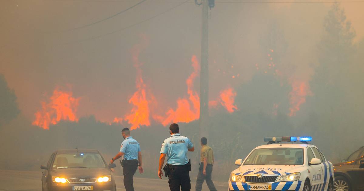 Incêndio em Alcabideche com mais de 300 operacionais e 12 meios aéreos fere seis pessoas e destrói viatura dos bombeiros do Cacém