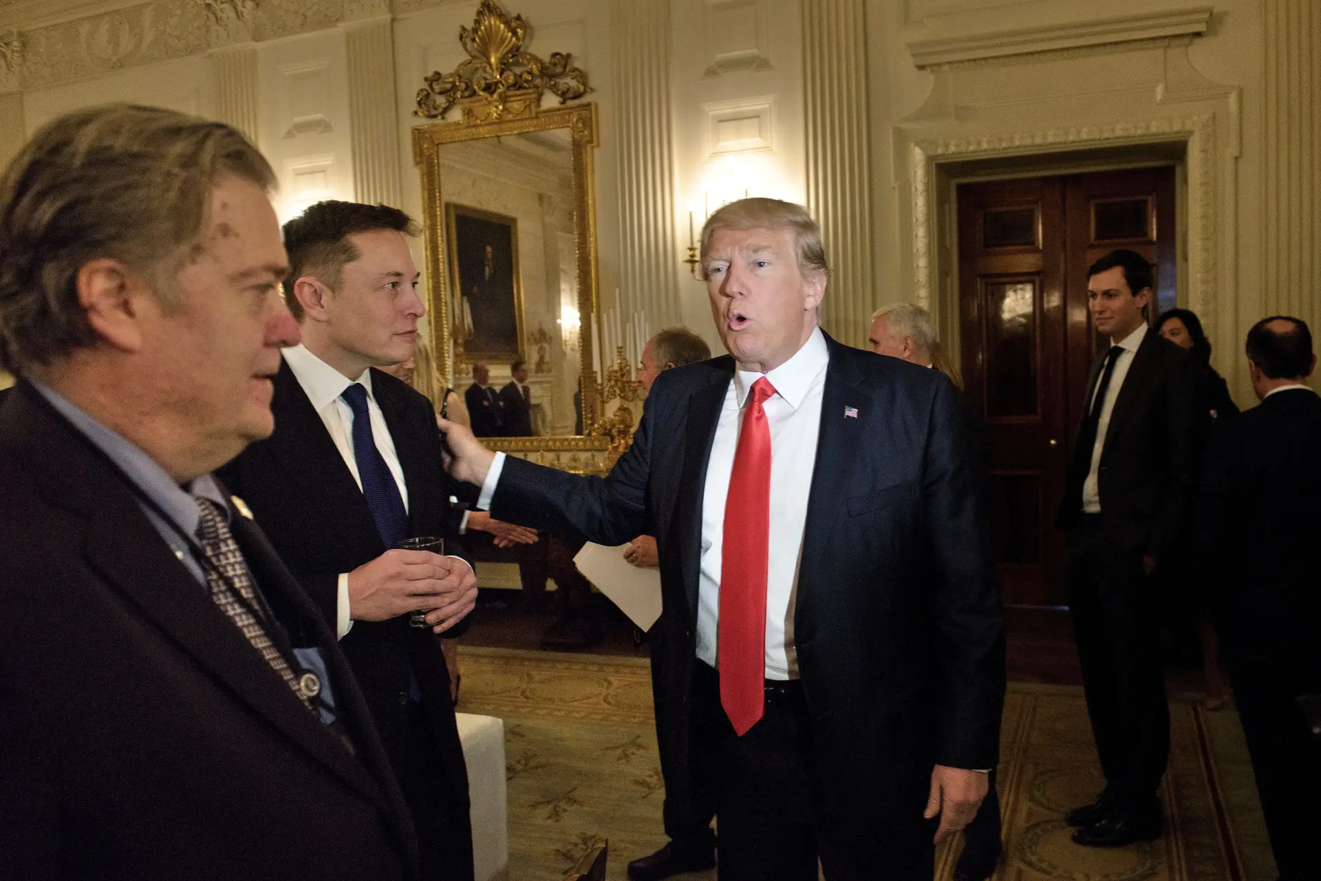 Elon Musk recebido por Trump na Casa Branca, em 2017. Steve Bannon (à esquerda, na fotografia) ainda era seu conselheiro