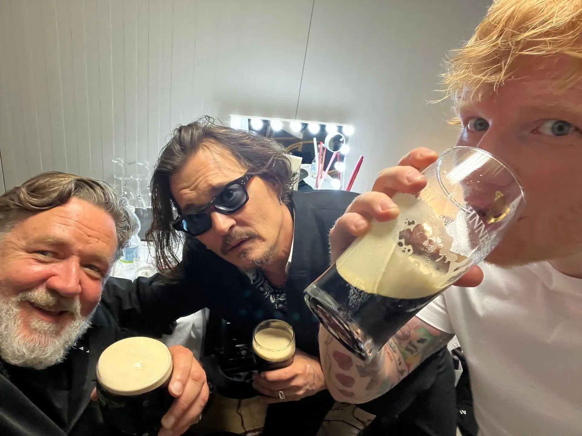 Ed Sheeran criticado por beber uma cerveja com Johnny Depp