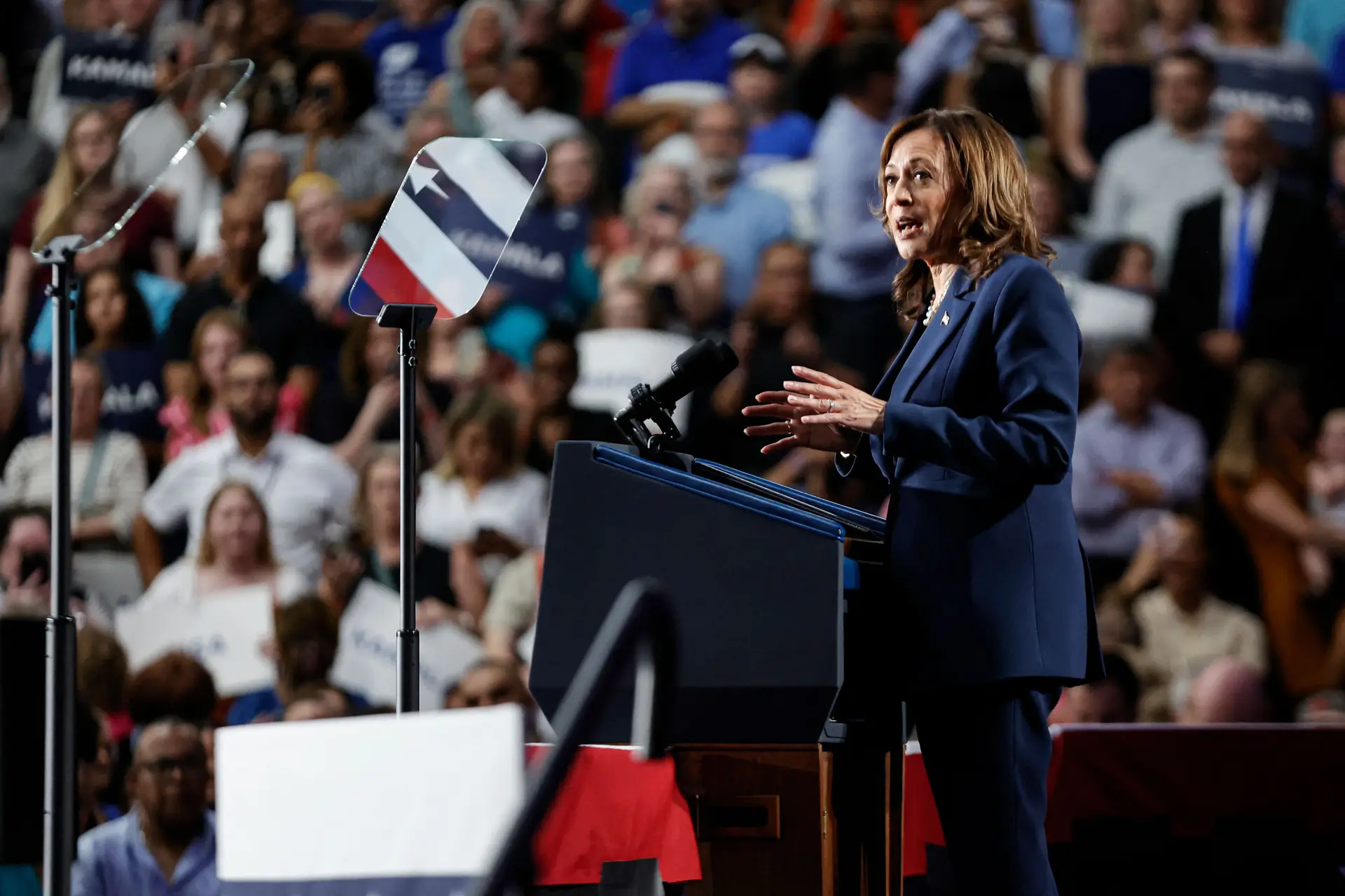 A vice-presidente dos Estados Unidos a discursar numa escola em Milwaukee