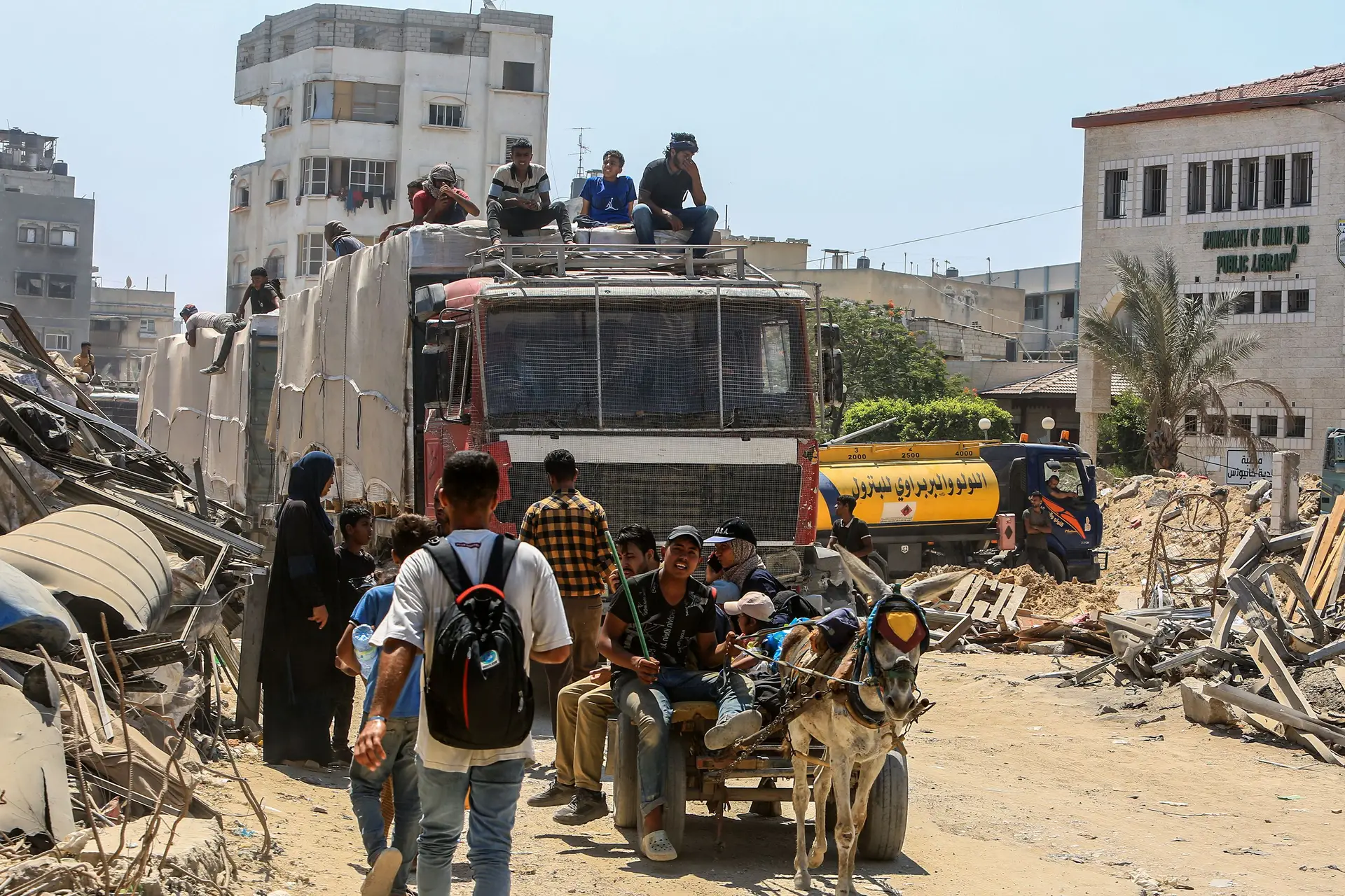 Milhares de palestinianos deslocados tentam encontrar um lugar para ficar, face às novas operações militares israelitas em Khan Yunis