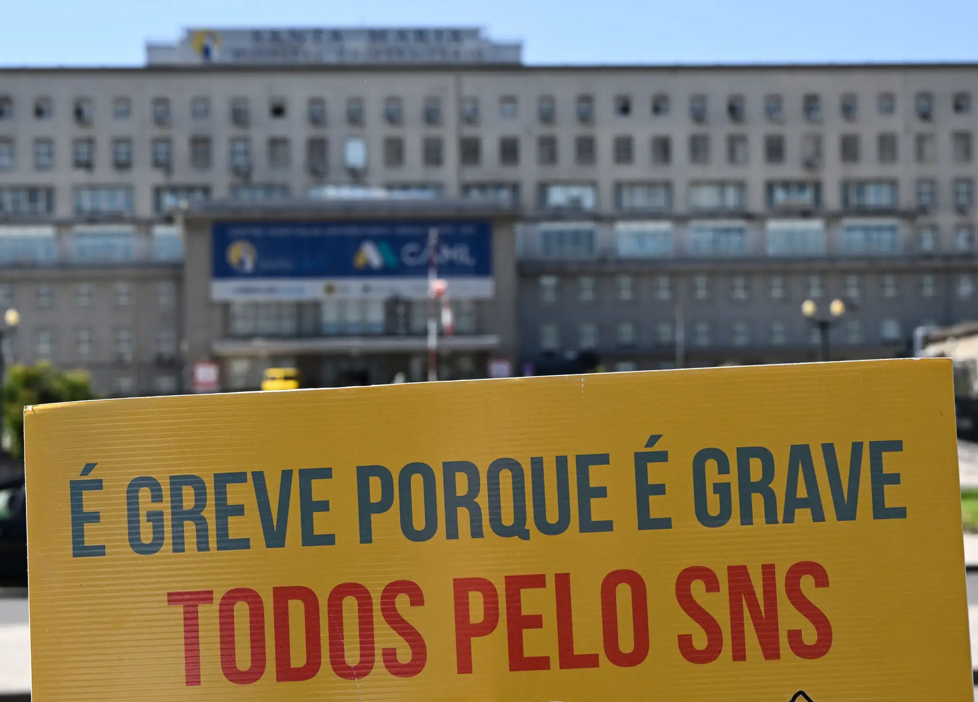 "Coelho da cartola", "anúncio de agosto", "populismo básico": médicos e ex-ministros reagem ao anúncio de Montenegro
