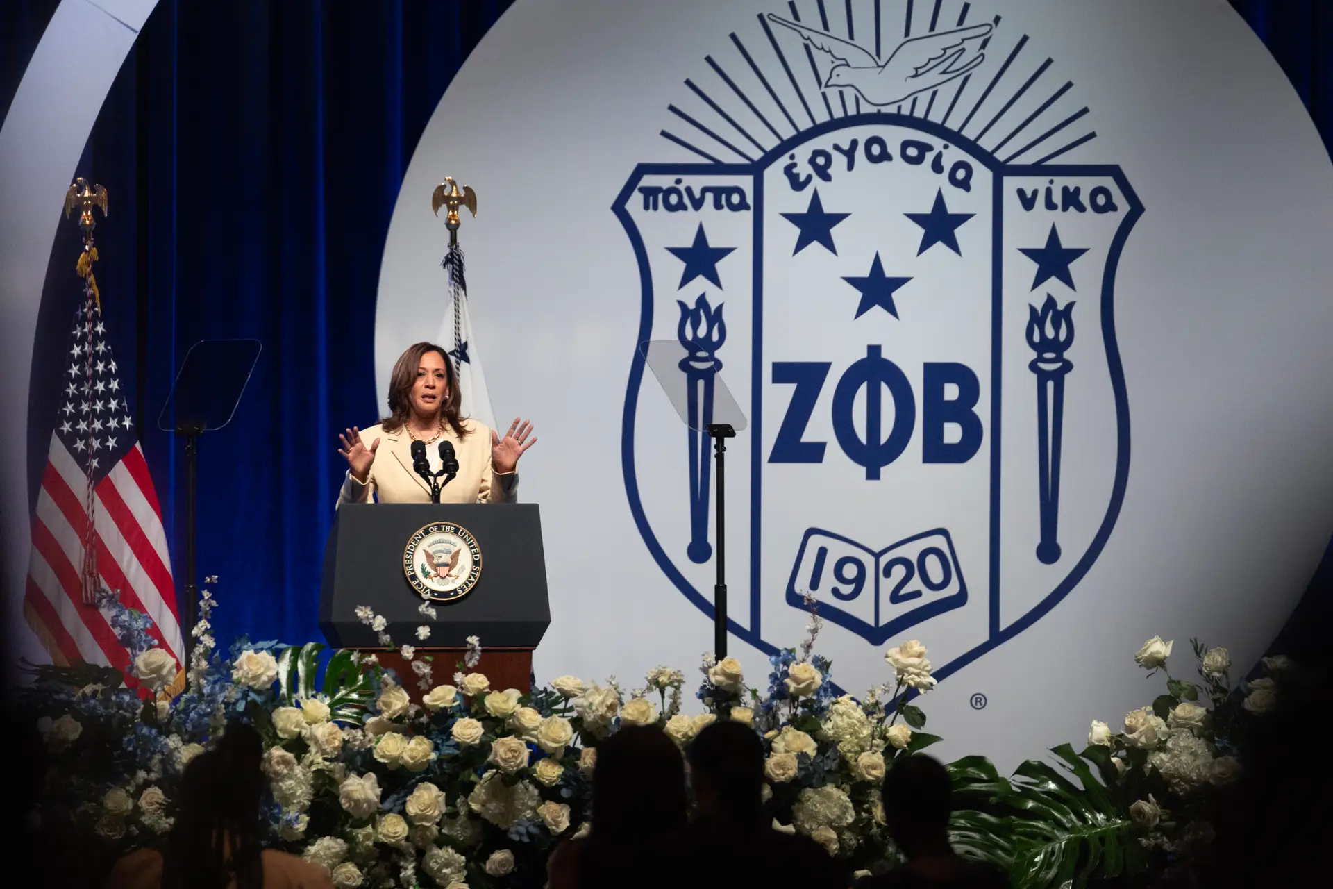 Kamala Harris a discursar no evento em Indianápolis