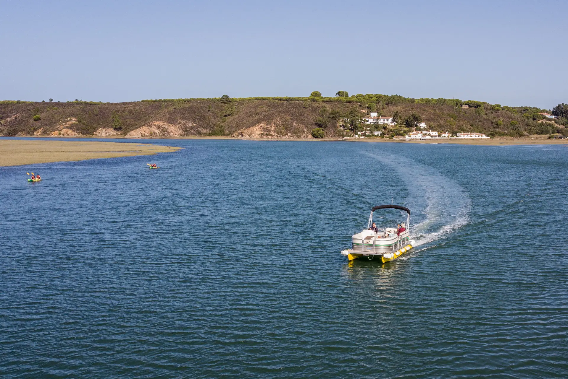 Passeios de barco no rio Mira