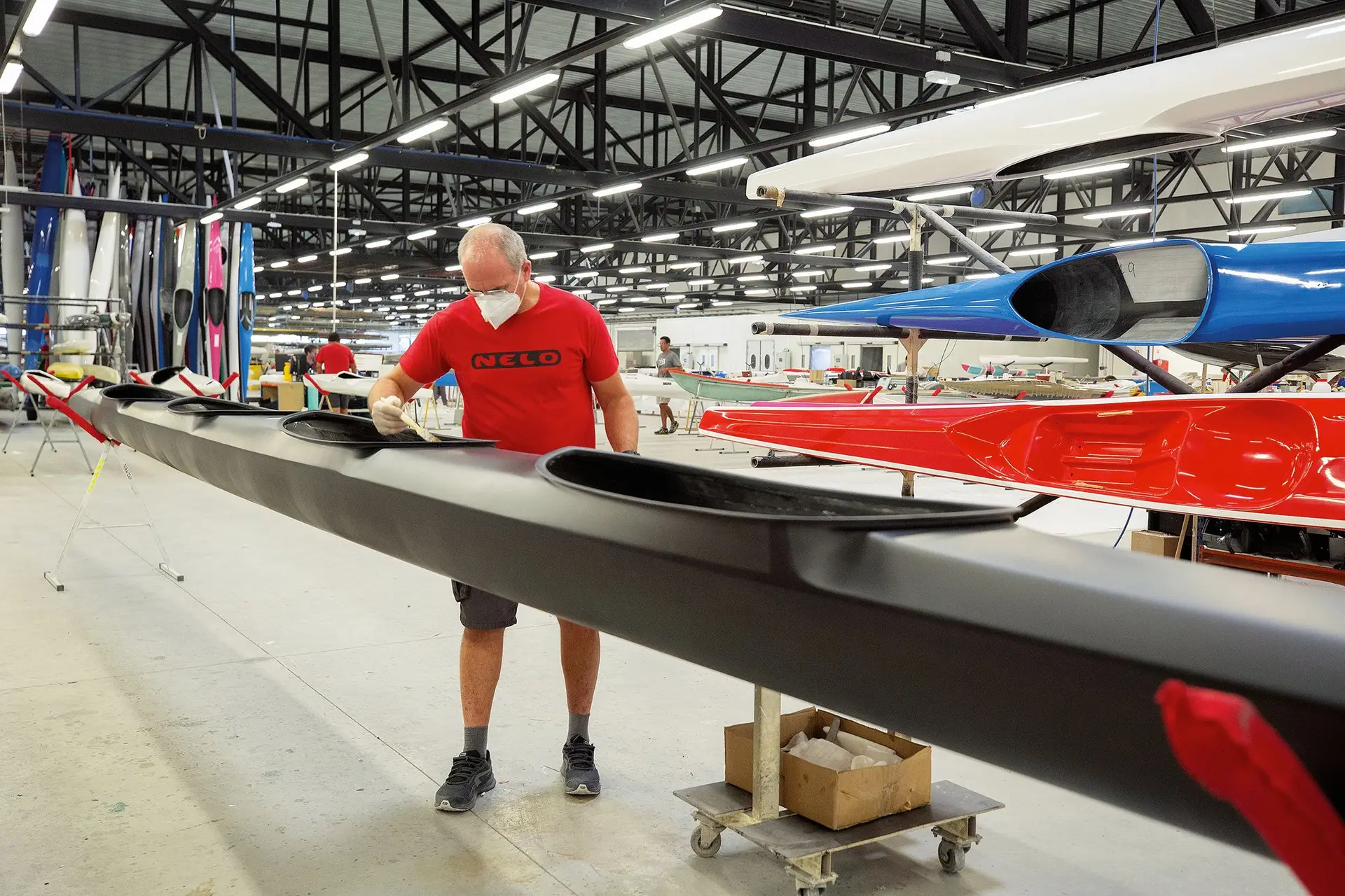 A M.A.R Kayaks fez 80% dos caiaques que vão competir em Paris, como este, nos acabamentos finais para seguir viagem