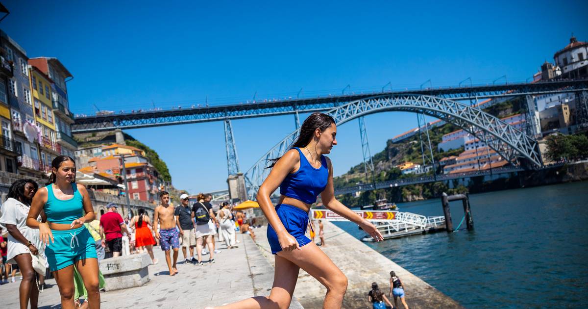 Calor abrasador no Porto leva a saltos (arriscados) dos mais novos para se refrescarem no Douro (fotogaleria)