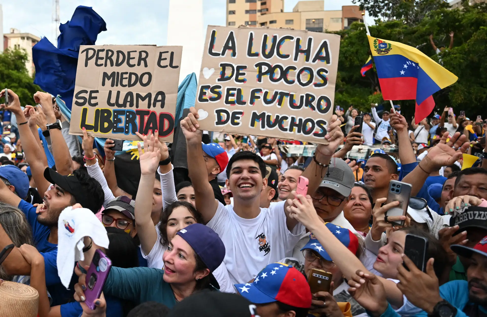 Apoiantes do candidato presidencial da oposição venezuelana Edmundo González e da líder da oposição Maria Corina Machado durante um comício em Maracaibo, na Venezuela